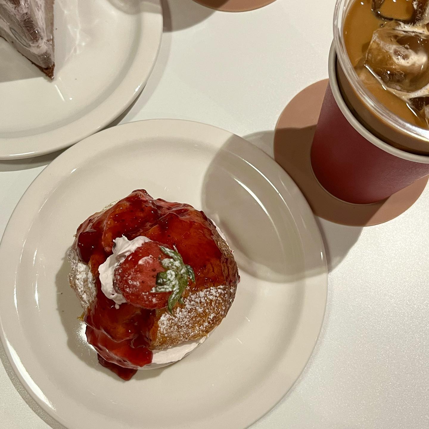 디저트 못참지,,🍰🍓
오랜만에 신상카페 헤헤 커피도 맛있었다!
저녁시간에도 디저트 슝슝 채워짐😵