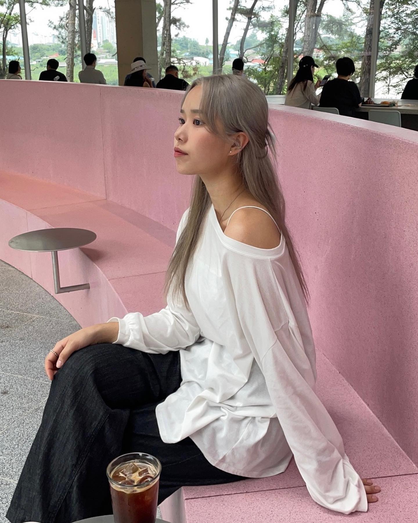 아아 한잔 호로롥🧊
.
.
.
.
.
.
#카페 #안성카페 #오늘의코디 #여자코디 #데일리룩 #오오티디 #데일리 #오픈숄더 #데님팬츠 #캐주얼코디 #반묶음 #가시번 #일상 #선팔하면맞팔 #좋반 #좋아요 #셀피 #ootd #daily #dailylook #fff #likesforlike #selfie #selca #서울 #99 #00