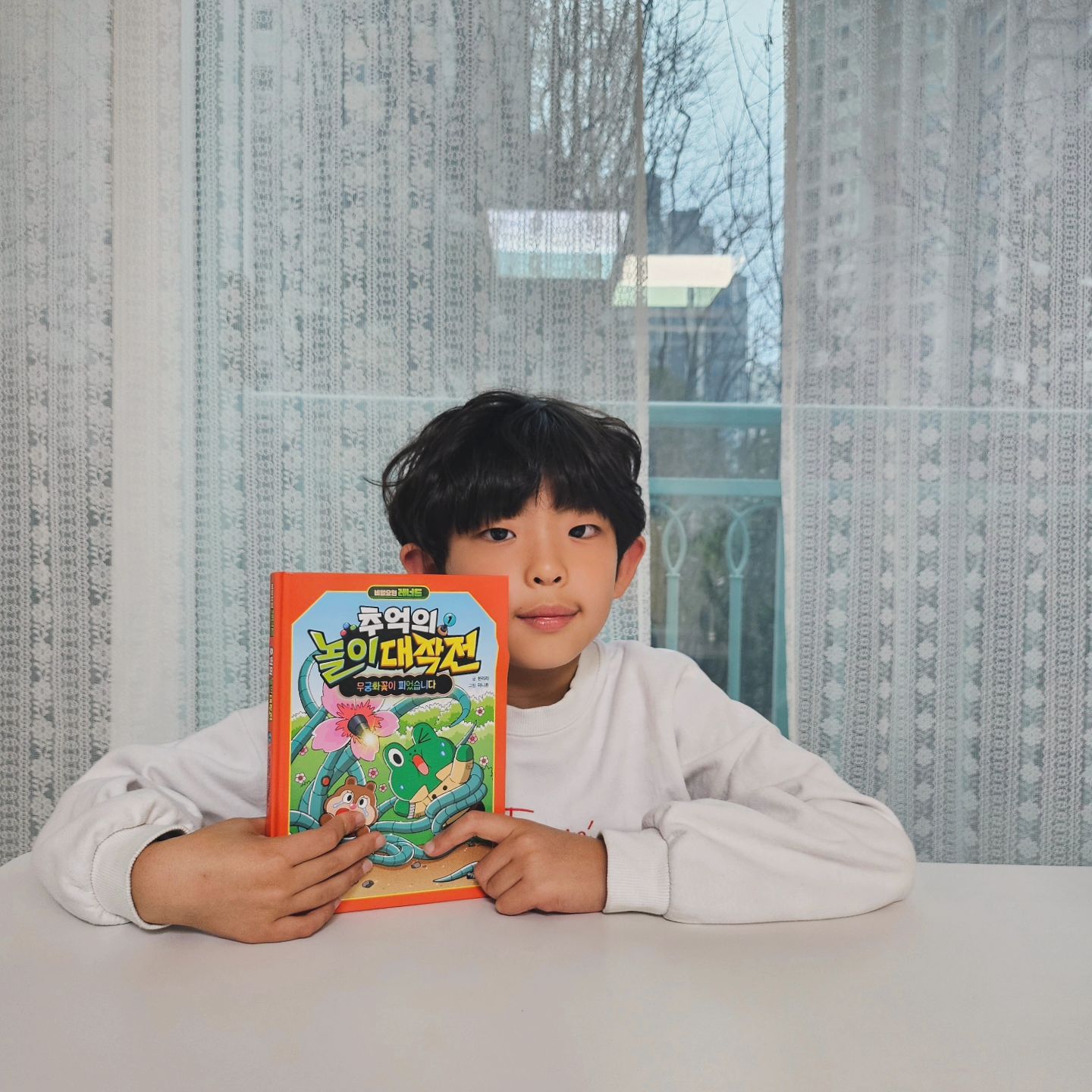 #아울북서포터즈
초1 아들 취향저격 비밀요원 러너드 추억의 놀이대작전!
비밀요원 레너드의 새로운 시리즈가 게임 스토리북으로 출간되었답니다
예비초딩이나 초저학년 읽기 딱 적당한 부담스럽지 않은 글밥에
초등 교과서에 등장하는 추억의 놀이, 술래잡기, 고무줄놀이,
무궁화꽃이 피었습니다 등을 직간접으로 즐겨볼 수 있어요!
같이 읽으니 저도 추억 돋더라구요😄😄😄
비밀요원 레너드가 이장님을 찾아내는 추리를 함께 해가며
흥미진진하게 앉은자리에서 완독👍👍
책 안에 열두 개의 게임과 추리가 들어있어서 
읽는 아이도 같이 풀며 사고력과 관찰력을 키울 수 있어요!
확실히 본인이 풀고 해결할 거리가 있어서인지
하원이가 진짜 재미있어했어요!

#LINEFRIENDS #LEONARD #레너드 #비밀요원레너드 #비밀요원레너드추억의놀이대작전 #추억의놀이 #무궁화꽃이피었습니다 #술래잡기 #고무줄놀이 #초등저학년 #초등신체활동 #즐거운생활 #통합교과  #초등개정교육과정 #2022개정교육과정 #초등놀이 #교육과정개편 #예비초등추천도서 #초등추천도서 #아울북