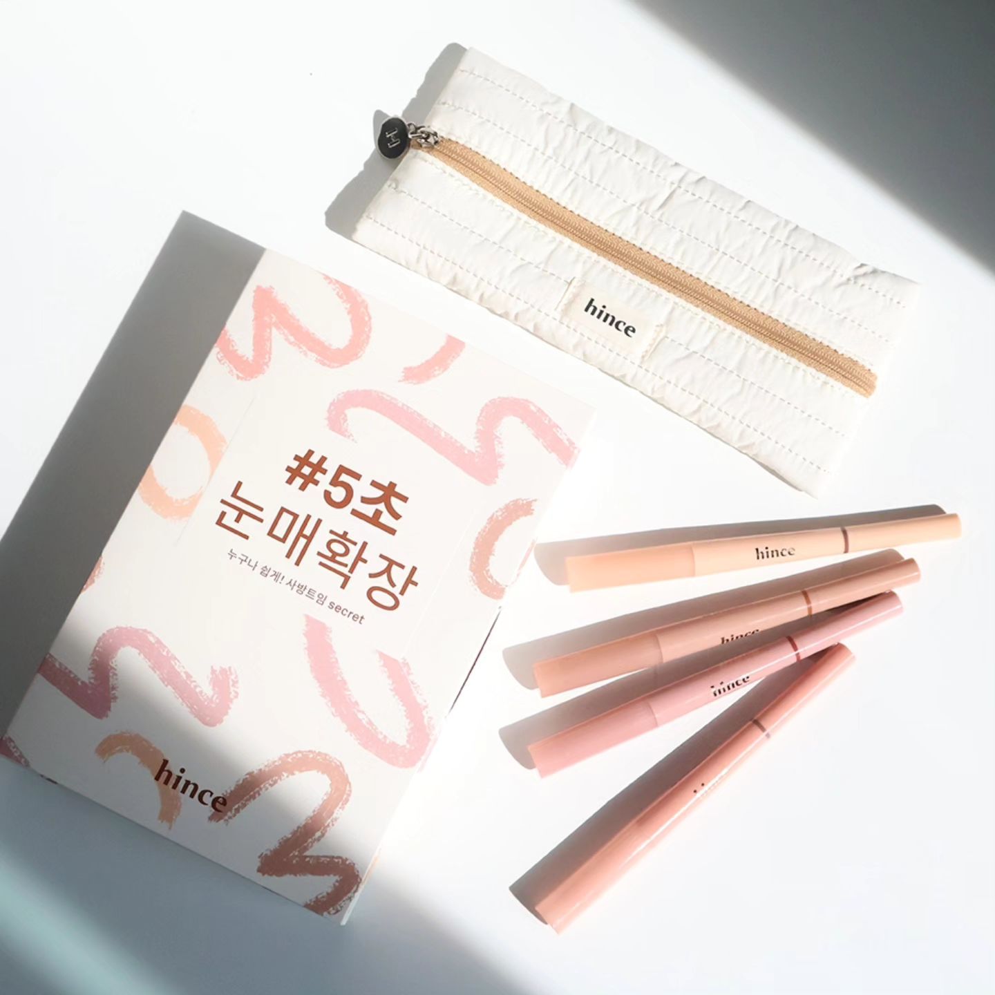 #광고
꺄, 여러분 색조 맛집 힌스에서 
초보자도 누구나 쉽게 눈매 확장 메이크업을
할 수 있는 눈매 치트키 아이템이 나왔어요❤
#5초눈매확장 키트 패키지부터 넘 기대되는데요!

힌스 뉴 뎁스 듀얼 컬러 스틱은
기존의 힌스 싱글섀도우 BEST 컬러를 스틱으로
최적화하여 업르레이드해서 출시한 신상인데요!
파우더 타입보다 사용하기도 간편하고 유지력도 길어요!
무엇보다도 3mm / 5mm 듀얼이라 
디테일한 메이크업이 가능하다는 거~!!

1호와 2호는 애교 트임 스틱 & 3호와 4호는 음영 트임 스틱인데
웜톤은 1호와 3호 조합을, 쿨톤은 2호와 4호 조합을 사용해요!

누구나 쉽고 빠르게 눈매 확장 메이크업 뚝딱!
게다가 멀티유즈 아이템이라
하이라이터, 블러셔, 쉐딩, 립라이너로도 활용할 수 있어요!
뉴 뎁스 듀얼 컬러 스틱만 있으면 풀메이크업까지 OK❤

힌스 뉴 뎁스 듀얼 컬러 스틱은
10/14~10/21까지 진행되는 지그재그 단독 선런칭 프로모션
통해 만나 보실 수 있어요!

📆지그재그 단독 선런칭 프로모션 (10/14~10/21)
뉴 뎁스 듀얼 컬러 스틱
17,000원 -> 15,300원 (10%) 
뉴 뎁스 듀얼 컬러 스틱 2개 세트 (+펄리 헤어핀 증정) 
34,000원 -> 28,900원 (15%) 
뉴 뎁스 듀얼 컬러 스틱 4개 세트 (+소프트 플랫 파우치 증정)
 68,000원 -> 53,000원 (22%)

✅추가로 10/16 단 하루 지그재그 원데이 특가를 통해
최대 26% 할인가로 만나보실 수 있으니 꼭 챙기세요🙋🏻‍♀️

#메이크업#아이메이크업#힌스섀도우#아이섀도우#애교살섀도우#스틱섀도우#음영섀도우#글리터섀도우