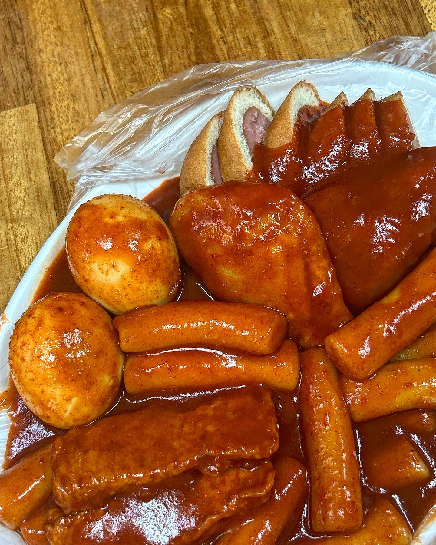 🍽️#아차산#신토불이떡볶이 🍽️

🍴2인 SET 11.5
(떡2인,만두2,어묵2,계란2, 핫도그1)

🍴평점:🌕🌕🌕🌕🌗

드디어! 드디어!
떡복이 맛집으로 유명한
아차산 신토불이 떡볶이 영접 🙏
주말 점심쯤에 가서 웨이팅 20분정도
하고 들어갔다 ! 
처음 받았을땐 양이 좀 적은가 싶었는데
여자 둘이 먹기에 딱 적당히 배부른 정도인듯 :)

양념은 매콤 달달해서 중독성 있는 맛!
떡도 쫄깃하고 튀김만두도 바삭하니 맛도리 ㅎㅎ
재방문 의사있음 👍

🖍️위치
서울 광진구 자양로43길 42

🖍️영업시간
11:00-21:00(월휴무)

#옐미in아차산
