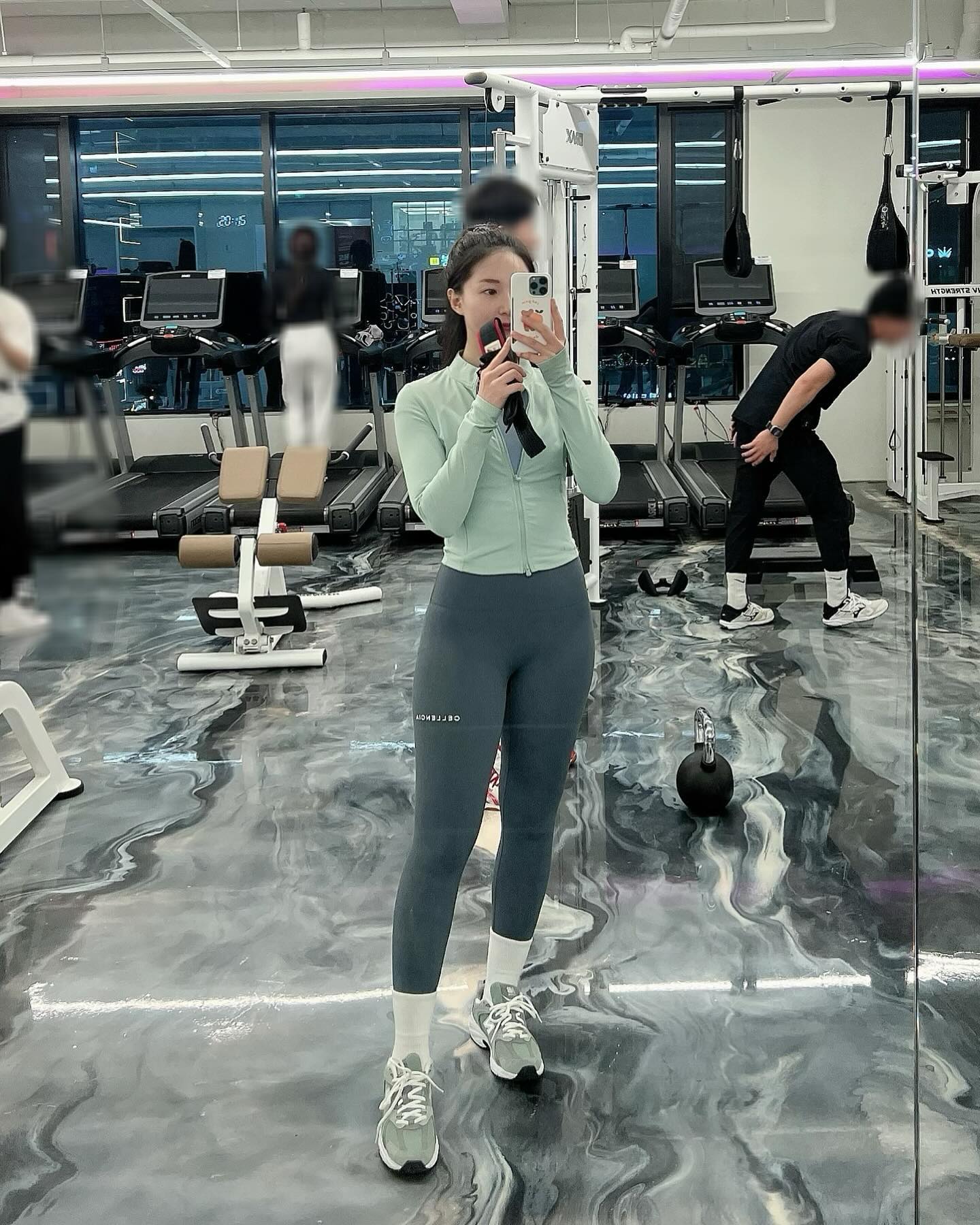.
ㅋㅋㅋ요즘 운동을 안 해서
목적을 잃어버린 내 운동기록용 계정...😅

백년만에 웨이트!!💪🏻🔥💪🏻🔥
2시간 꽉꽉 채워 야무지게!!

올해 웨이트 딱 3번 했는데,
그거 다 효시기랑 했네ㅋㅋㅋ
맨날 잘한다고 칭찬해줘서 운동할 맛 난다!!!! 최고임👍
둘 다 야무지게 운동해서 내일 근육통에 시달릴 예정

올해 웨이트를 아예 안 했는데, 살쪄서 힘을 덜 잃었는짘ㅋㅋ
한창 하던 때 만큼은 아니지만 그래도 내 생각보다 너무 할 만해서 신났다🥰

어깨+하체했는데,
역시나 데드는 너무 재밌고!! 스쿼트는 어려움🥲

덤벨숄더프레스 5kg
오버헤드프레스 10kg
사레레머신 10?15?
컨벤데드 50kg
스쿼트 30kg
레그익스텐션 20kg

체력도 마음의 체력도 근육에서 온다!!!!
그러니까 근력운동 열심히해야해💪🏻🔥💪🏻🔥
그리고 신나니까 담에 또 해야지😻