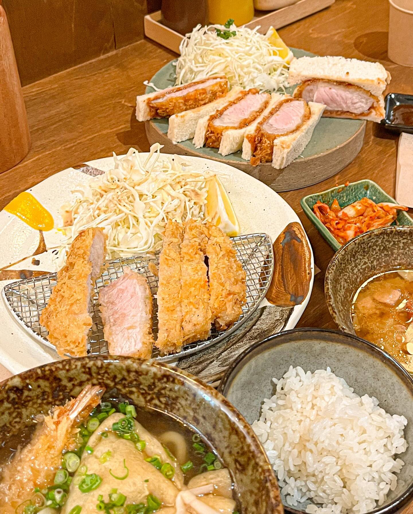 #카츠묵 

구미에 드디어 진짜 맛있는 두툼 돈까스집이 생겼다…🤍
요즘 돈까스 유목민이었는데 🥹

🚦경북 구미시 송정대로 108 상가동 지하1층 b102호

🕖 11:30-20:00 라스트오더 19:30 (일요일휴무)

‼️단체 이용 가능, 무선 인터넷, 남/녀 화장실 구분

인테리어부터 완전 깔끔하고 분위기가 너무 좋아서 아주 편하게 먹고왔다 

주문하고 나서 조리에 들어가기 때문에 바로 나오지는 않지만 기다린만큼 따끈하고 완성되자마자 바로 먹을수있어 너무 좋았다 ✨

메뉴도 다양해서 고르기 힘들었다 

상로스카츠 (14000₩)
진짜 부드럽고 겉바속촉,,, 

카츠산도 (9000₩)
커서 두개만 먹어도 배부름 ,,,

새우튀김우동 (8000₩)
새우튀김 두툼하고 국물이 👍🏻

소스도 다양하게 세개나 있어서 취향껏 찍어먹으면 된다 트러플오일도 있음 !
기본으로 주는 스프도 계속 손이가는 맛 
고기가 들어간 된장국도 기본으로 나온다 
밥은 무한리필 🍴

쓰면서도 또 가고싶다 …🥲

#구미맛집 #복개천맛집 #송정동맛집 #구미돈까스 #구미카츠묵 #구미돈카츠 #돈까스