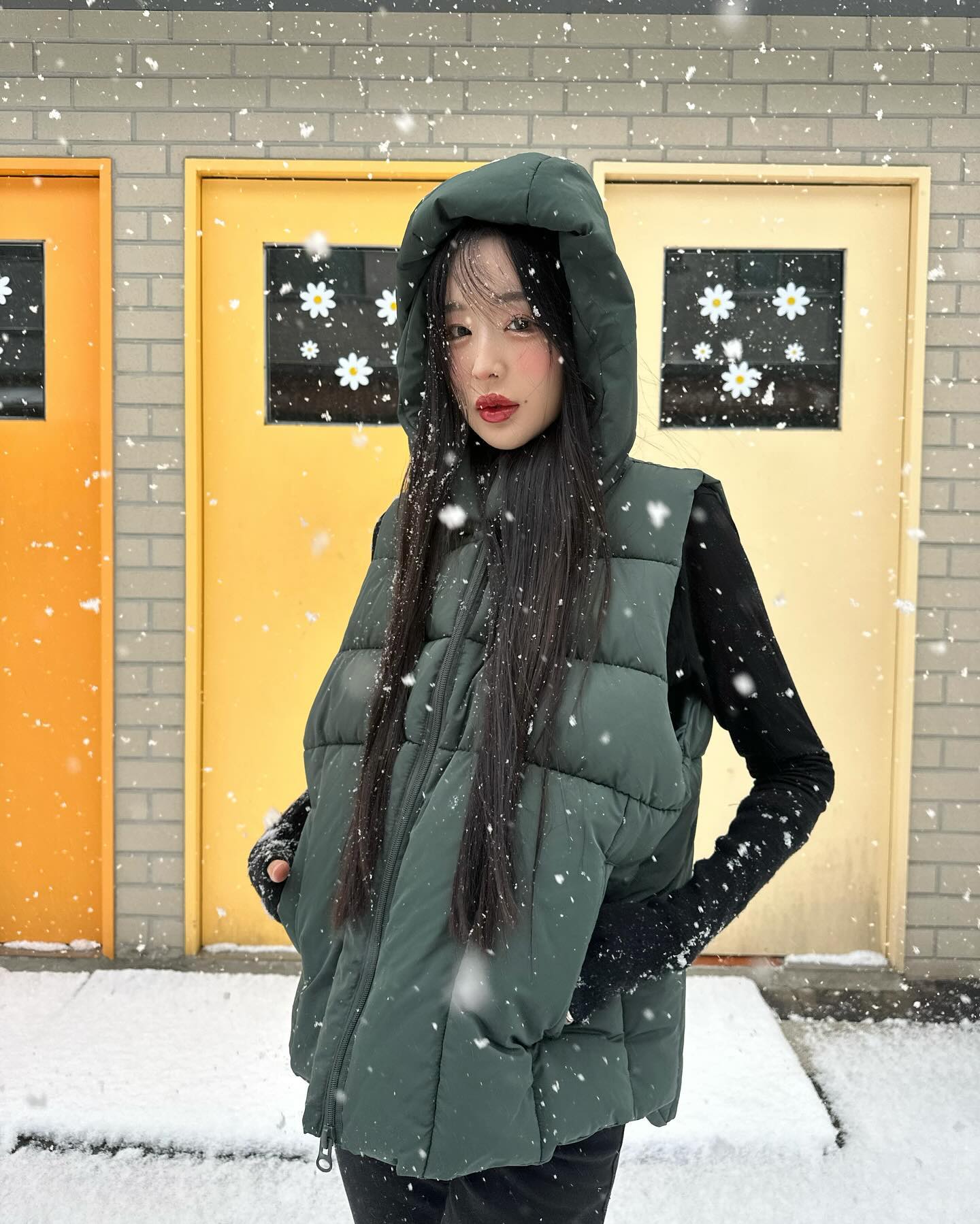 #광고 standarderror_official ❄️패딩 베스트는 가슴쪽에 패턴이 들어가 있는 유니크한 디테일로 오버핏으로 코디하기 딱 좋아요! 후드 탈부착으로 다양한 스타일링을 연출할 수 있답니다☃️🎄⛄️
#스탠다드에러  #STANDARDERROR #남여공용  #풀아우터 #데일리룩 #패딩추천  #패딩  #패딩베스트  #パンツ  #outer