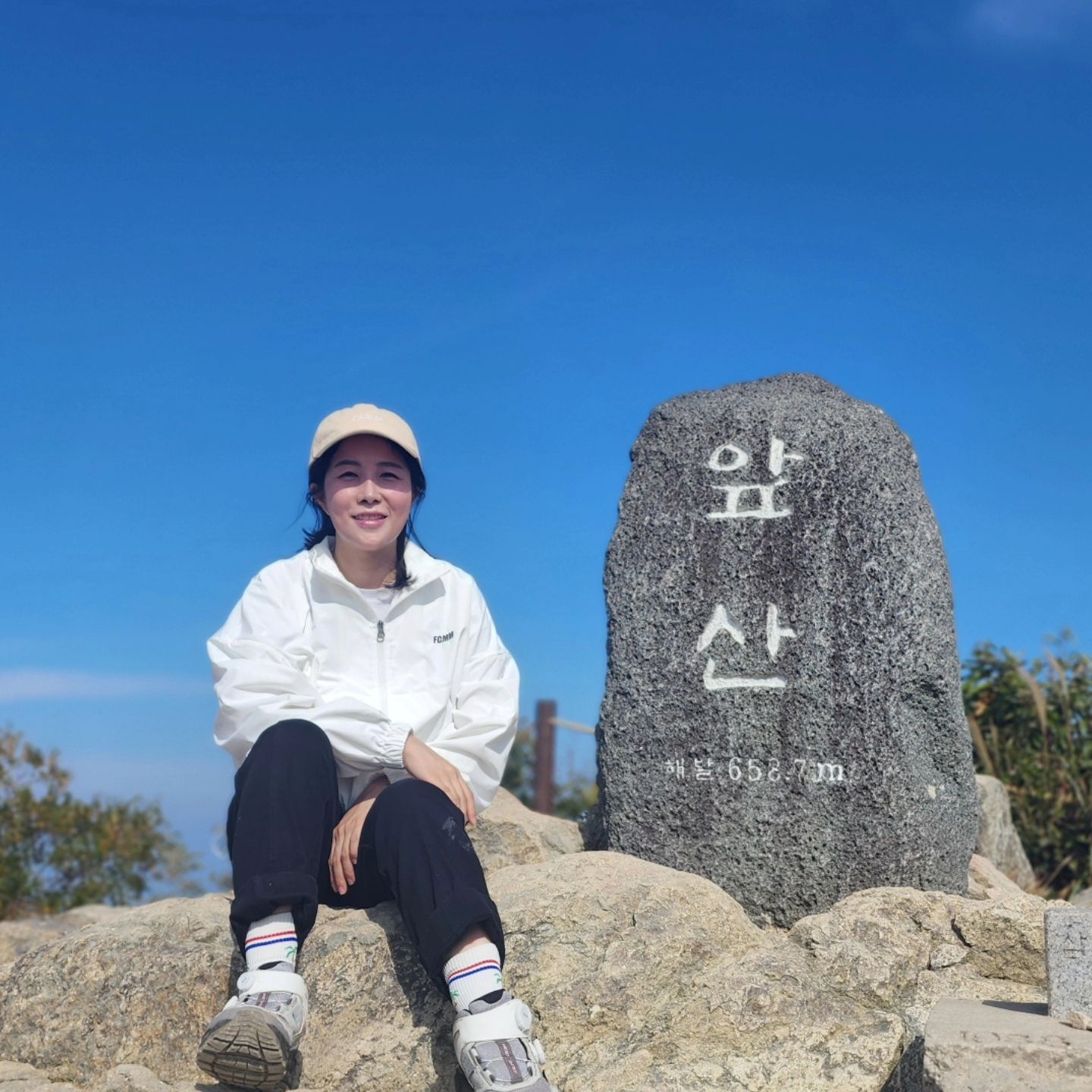 #앞산다녀왔어요🐝
 
 
숲길- 왕골로 올라가서
전망대 하산 한바퀴
날씨 쨩 좋았어요💙
 
예전에는 등산하다 뷰 보는 기분에 갔는데
요즘엔 등산하다 가파오는 숨에 
엔돌핀이 돌아요 걷고 싶었나봅니다
 
날씨가 많이 추워졌어요
감기조심하셰요🤍