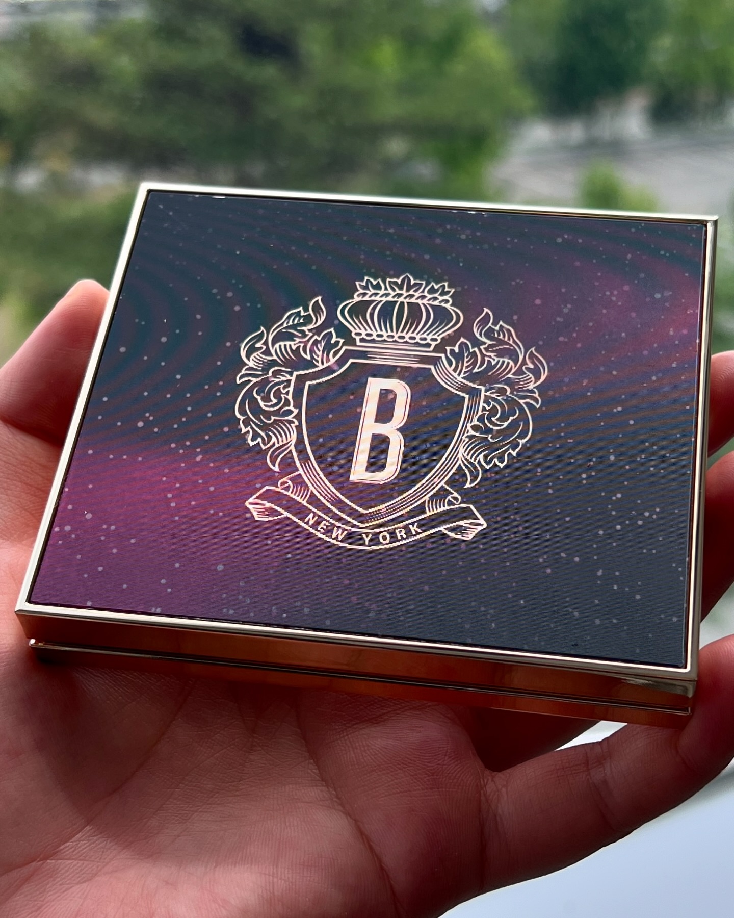 #내돈내산
[BOBBI BROWN]
GLOW WITH LOVE LIMITED COLLECTION
LUXE EYE SHADOW QUAD PALETTE
*STAR CROSSED

바비브라운 글로우 위드 러브 리미티드 컬렉션
럭스 아이섀도우 팔레트 #스타크로스

믿기지 않으시겠지만 팔목 발색은 전부 자연광입니다...ㅋㅋ
(채광이 안좋은 집이라...늘 형광등 발색을 하는 이유가 제가 게을러서인 게 전부는 아님미다...ㅎ)

민지님의 발색샷을 보고 첫 눈에 바로 사랑에 빠져서 두근두근하면서 질렀는데 결론은 대만족💜

생각보다 톤 크게 안 탈 것 같은 아이템이에요. 
차분한데 화려하고, 화려한데 차분함..
우상의 물 먹은 듯한 펄 최고..(애교살에 바름)

.

.

.

#바비브라운 #럭스아이섀도우 #럭스아이섀도우팔레트 #아이섀도우팔레트 #아이메이크업 #bobbibrown #코덕 #탠템 #eyemakeup #luxeeyeshadow #starcrossed #makeup #glitter #glow #eyeshadow #eyepalette #eyeshadowpalette #eyeshadows