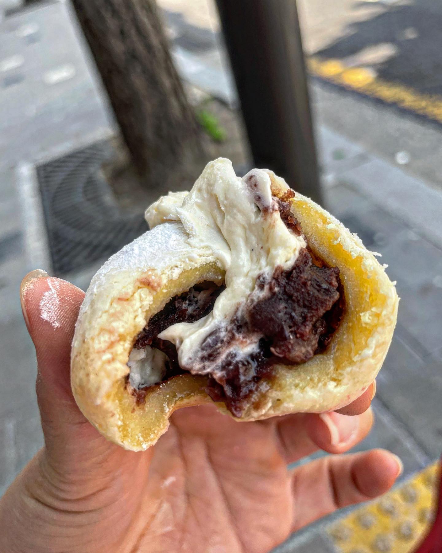 #배배꼬 #도넛맛집 #찰떡

집 앞 배배꼬에서 도라이를 만났어요 . 🤎 머스타드크림 팥에 조화로움 …. 그리고 쫀득쫀득한 찰떡까지 … 
한입 베어무니까 톡 터져서 막 떨어져 💦 아 침나옵니다

#크림도넛 #크림찰떡 #찰떡도넛 #신림 #디저트맛집 #디저트 #디저트그램 #desert #fff #먹팔 #먹스타그램 #맛스타그램 #맛스타 #맛집 #먹졔 #맛집탐방