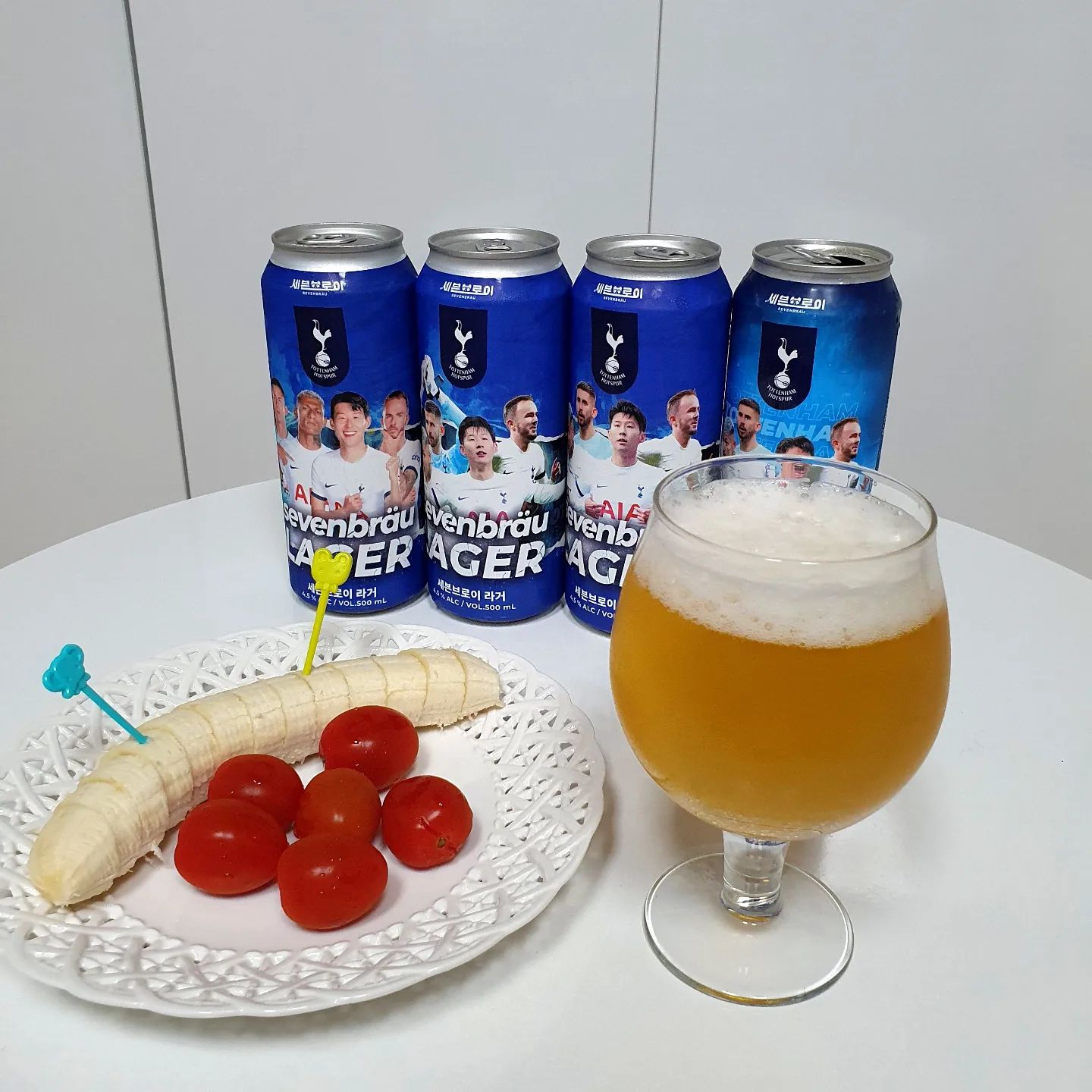 #협찬 sevenbraucraftbeer

토트넘 홋스퍼의 스피릿을 담은 스페셜 에디션 맥주🍺
마시는 순간 느껴지는 경기장의 함성 와~~~
마시기 아까운 토트넘 에디션 상품이지만
라거를 너무 좋아하기에 저녁후 디저트와 한잔했네요

1세대 수제맥주 브루어리 세븐브로이에서 만들어
맛이 기가막혀요💥

탄산의 양도 충분하고 청량함과 시원함이 느껴져
답답한 속도 뚫어주는 느낌🤣 너므 시원한데👍

세븐브로이 라거는 대한민국에서만 판매하는 한정판 맥주로
네 가지 버전의 디자인이 소장하고픈 욕구 충만 뿜뿜 이예요
지금 당장 프리미어리그로 달려가고프지만
조용히 라거한잔과 경기보는걸로😅🤨
손흥민 화이팅!! 

#토트넘맥주 #편의점맥주 #세븐브로이 #술스타그램 #맥주