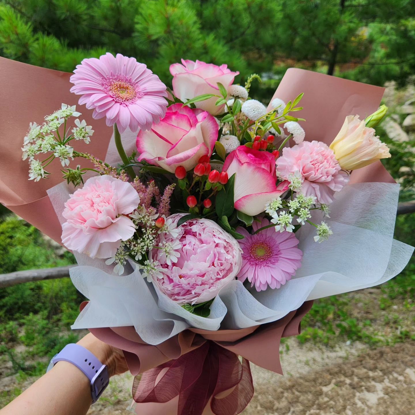 시어머니 생신 꽃다발~~
오랫만에 꽃을 보니 기분은 좋쿠만~~