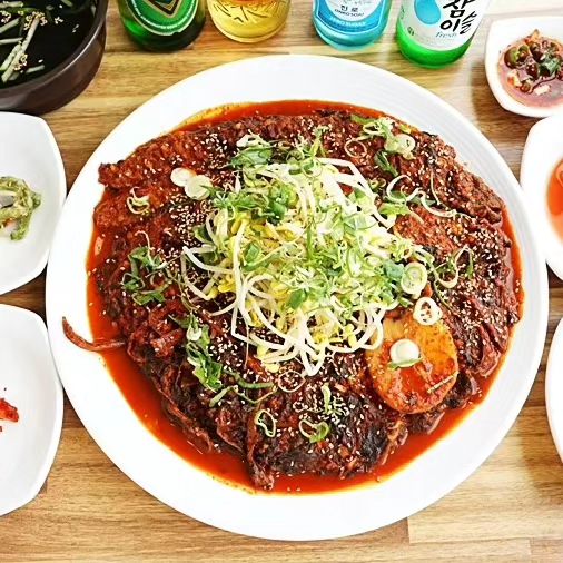 #협찬 

부모님과 함께 얼마전 주전 바닷가 보러 갔어요
바다도 즐기고 맛있는 점심 먹으러 #울산주전맛집
#산너머남촌 다녀왔는데요
여기 시래기코다리찜이 맛있다고 하길래
갔더니 완전 맛있는것 있죠
시래기가 양구시래기라고 하던데
정말 맛있더라구요♥️♥️♥️

주인분께서 강원도가 고향인데
양구 펀치볼 시래기가 가마솥에서 삶아서 들어가니 맛있을 수밖에 없겠죠?

양구 펀치볼 동네의 이웃에게 단독 독점 계약재배로
산지 직송으로 시래기를 공급받아 만든다고 해요

하루에 수백 개가 나갈 정도로 인기인
시래기 코다리찜은
양념을 대량으로 만드는 것이 아니라
하나하나 정성으로 만든다고 해요.

제가 요즘 시래기를 정말 좋아하는데요
시래기랑 코다리의 조합 이건 정말 맛있을 수밖에 없는 조합입니다
완전 맛있어요😍😍

국토부에서 발간되는 맛이야기 땅이야기에 2019년
울산지사가 추천되어 울산을 대표하는 맛집으로
인기가 좋다고 해요.

그 외에도 MBC 발품식객
KBS 생생 정보통 맛집출연에도 나왔다니 정말 인기가 많은
울산 동구 맛집 입니다

그리고 150명까지 단체 식사가 가능하기에
주변에 대기업이 많은데 회식장소로도 딱이랍니다.

울산 대표 맛집 맛집으로 선정할 정도로
인기가 많다고 하는데요

다 먹고 난 뒤 아쉽잖아요
3층에 제이커피에 가면 울산 동구 맛집 산너머남촌
영수증을 가지고 가면 제이커피 30% 할인 받을 수 있다고
하니 후식까지 즐기고 오면 좋겠죠?😍😍😍

캠핑 콘셉트의 제이커피라고 하던데
다음에 한번 즐겨보려고요
30% 할인된 가격으로 60여 가지 음료와 아이스크림을
즐길 수 있다고 해요. 단 케이크와 디저트류는 안된다고
하니 참고하세요!

산너머남촌은 주전에도 있지만
일산해수욕장에서도 만나볼 수 있다고 해요
대왕암에서 5분 거리라 대왕암을 구경하고
맛있는 시래기 코다리찜 먹으면 좋을 것 같아요!!

주소 : 울산 동구 동해안로 596 2층 산너머남촌
전화번호 : 052-252-4625

#울산동구맛집 #울산대왕암맛집 #산너머남촌 #시래기코다리찜 #코다리집맛집 #울산주전맛집 #울산정자맛집 
#울산맛집 #울산 #한국표준협회 #희망리턴패키지