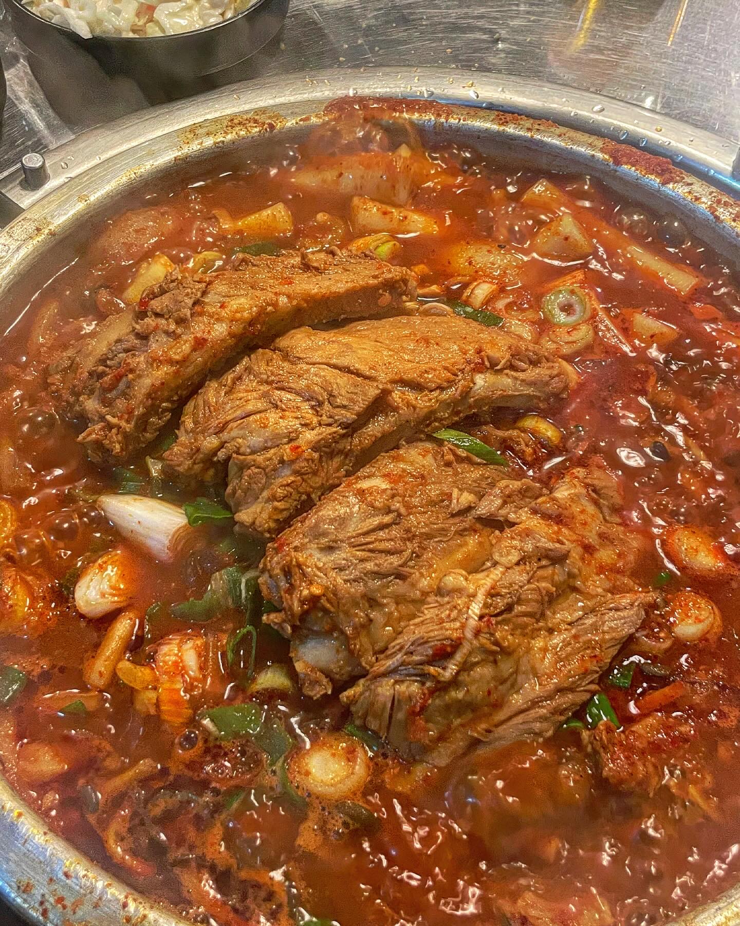 👂🏻📣
먹대장이 부천에서 만난 인생 매운등갈비+살얼음 맥주 조합 맛집 #진갈매갈 

매운등갈비로 줄세우는 맛집이 있다해서 부천까지 날아가보았어요🥰 6시전에 갔는데도 웨이팅할 정도ㄷㄷ

들어가자마자 매운 양푼 등갈비찜과 쏘맥을 주문‼️ 사장님께서 맥주 살살 따라야된다고해서 보니 살얼음맥주🍻 매운등갈비와 찰떡궁합이에요👍🏻 거기다가 등갈비가 너무 부드러워서 젓가락으로 분리될 정도ㄷㄷ 양념이 매콤하면서 중독성이 엄청나서 대화할 틈도 없이 먹었어욬ㅋㅋ

그리고 이집 등갈비 메뉴 다 먹고 꼭 추가해야하는 순두부사리❤️ 매운갈비찜 양념에 순두부 자글자글끓이면 한국식 마파두부느낌으로 변신🫶🏻 이건 공기밥을 안시킬수없움✨ 공기밥에 양념 쭈압 빨아들인 두부를 으깨서 반찬으로 나온 감자채볶음까지 올려먹으면 입속 극락감⭐️

역대급으로 등갈비+쏘맥 조합 많이 먹고 나온곳이라 강력추천💪🏻 매울땐 얼음맥주로 바로 처방💊

📍경기 부천시 신흥로 5 드림홈타운 1층

#부천맛집 #부천맛집탐방 #심곡본동맛집 #부천역맛집 #부천찐맛집 #매운등갈비맛집 #부천등갈비 #서울근교맛집 #서울근교나들이 #먹방 #먹스타그램 #맛스타그램 #foodporn #먹팔 #먹팔맞팔 #좋아요 #좋아요반사 #좋반