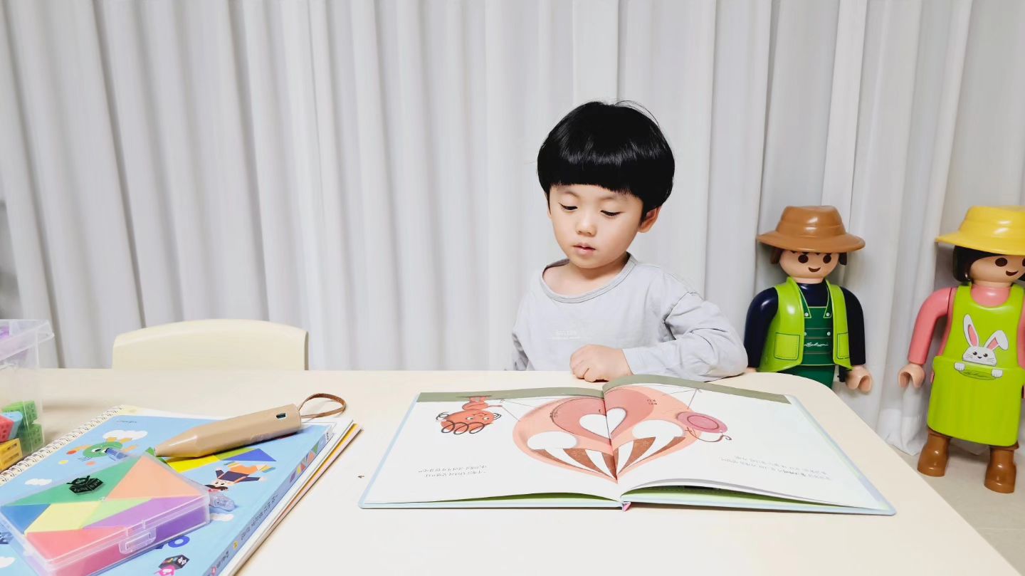 #협찬
형아들이 없는 심심한 주말,
우리 막내는 집콕놀이 제대로 즐겼어요!
세이펜으로 읽어주는 수학특공대 책도 읽었고요.
알찬 수학교구들이 구성되어 있어 자석칠교 가지고
재미나는 칠교놀이도 했답니다.
아이들과 집에 있으면 매번 TV나 패드를 보여주곤 하지요.
우리집엔 아람 수학특공대가 있어 미디어 노출이 아닌
독서와 수학교구로 재미나는 놀이까지 할 수 있어요🫶
내일은 우리 수학특공대 교구가지고
어떤 재미난 집콕놀이를 해볼까? 🤭
.
.
.
#아람북스#수학특공대#아람수학특공대#수학전집#수학동화#유아수학#수학교구#놀이수학#유아전집#유아책#유아교구#5세유아전집#5세전집#책스타그램#북스타그램#책읽는아이#bookstagram#dailygram#daily