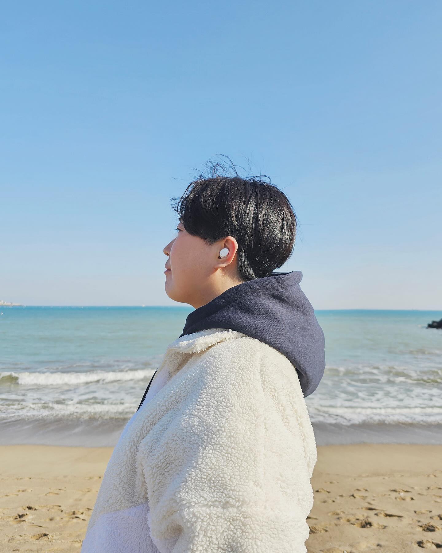 협찬 
힐링의 시간을 위해 준비한 #브리츠블루투스이어폰
디자인도 넘 깔끔하게 이쁘고 노이즈캔슬링이 짱짱해 맘에 쏙 든다 
주말엔 바다보며 좋아하는 노래 들으며 보내는 이 시간이 
참 좋다 평일에 열일하며 운동한거에 대한 보상이랄까 
야외 활동시나 운동할때도 생활방수 IP54등급이라 안심이다 

무결점에 가까운 품질로 노래를 들을 수 있고 
소리를 모니터링해 소음을 차단하는 
엑티브 노이즈 캔슬링 기능이 있어서 그런지 노래에 좀 더 
집중할 수 있었다 

사운드, 모드변경, 이퀄라이저 등 컨트롤이 가능한
전용어플이 있어서 좀 더 섬세하게 기능을 활용해볼 수 있는것도 마음에 든다 

#무선이어폰 #블루투스이어폰 #노이즈캔슬링이어폰 #커널형이어폰 #오픈형이어폰