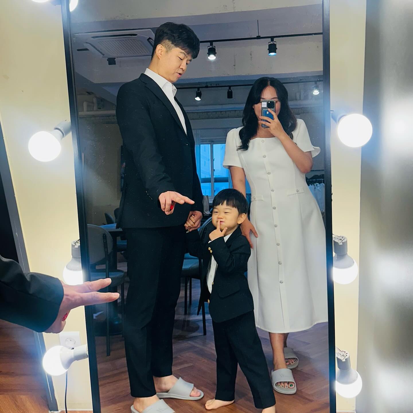 이번주는 가족사진촬영이 무려 2번이나,, 😂
정장+캐주얼+크리스마스 컨셉까지 한방에 찍어버림
아가야때는 얌전하게 5분컷 
지금은 도망가려는 온이 잡으러다니느라 진이 빠짐
원본은 차마 내눈으로 보기 힘들어서 보정본을 기대해본다…! 
힘들었지만 좋은 추억으로 남길🖤