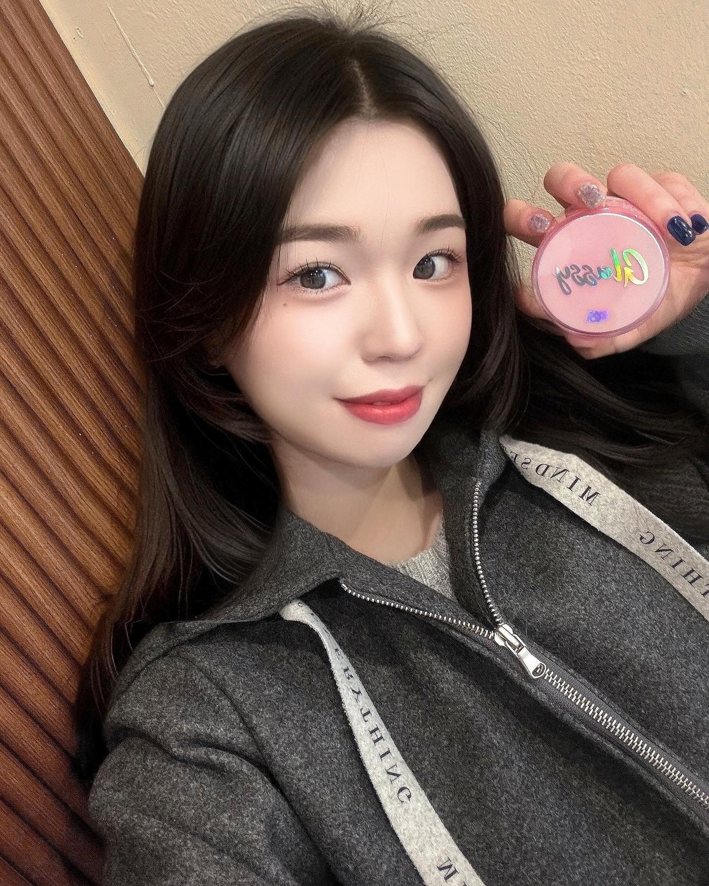 🌈𝐴𝑟𝑖 𝐵𝑒𝑎𝑢𝑡𝑦🌈
touchinsol.official #글래시스킨밤 #협찬
.
.
글로시한 예쁜 연예인들의 피부광 비결 궁금하셨죠🔆✨?

로션+에센스+크림+프라이머 4in1 멀티크림인 제품이예요🩷

 발림성은 가볍지만, 풍부한 보습감을 선사하는 광채 수분 프라이머가 바르는 즉시, 얼굴에 입체감을 더하는 예쁜 윤광 표현이 되어요🤭

요즘같이 건조하고 각질 들뜰 때, 어떤 베이스든 쫀쫀하게 밀착되는 #환절기메이크업프렙필수템 으로 쟁여두세요🌈✨