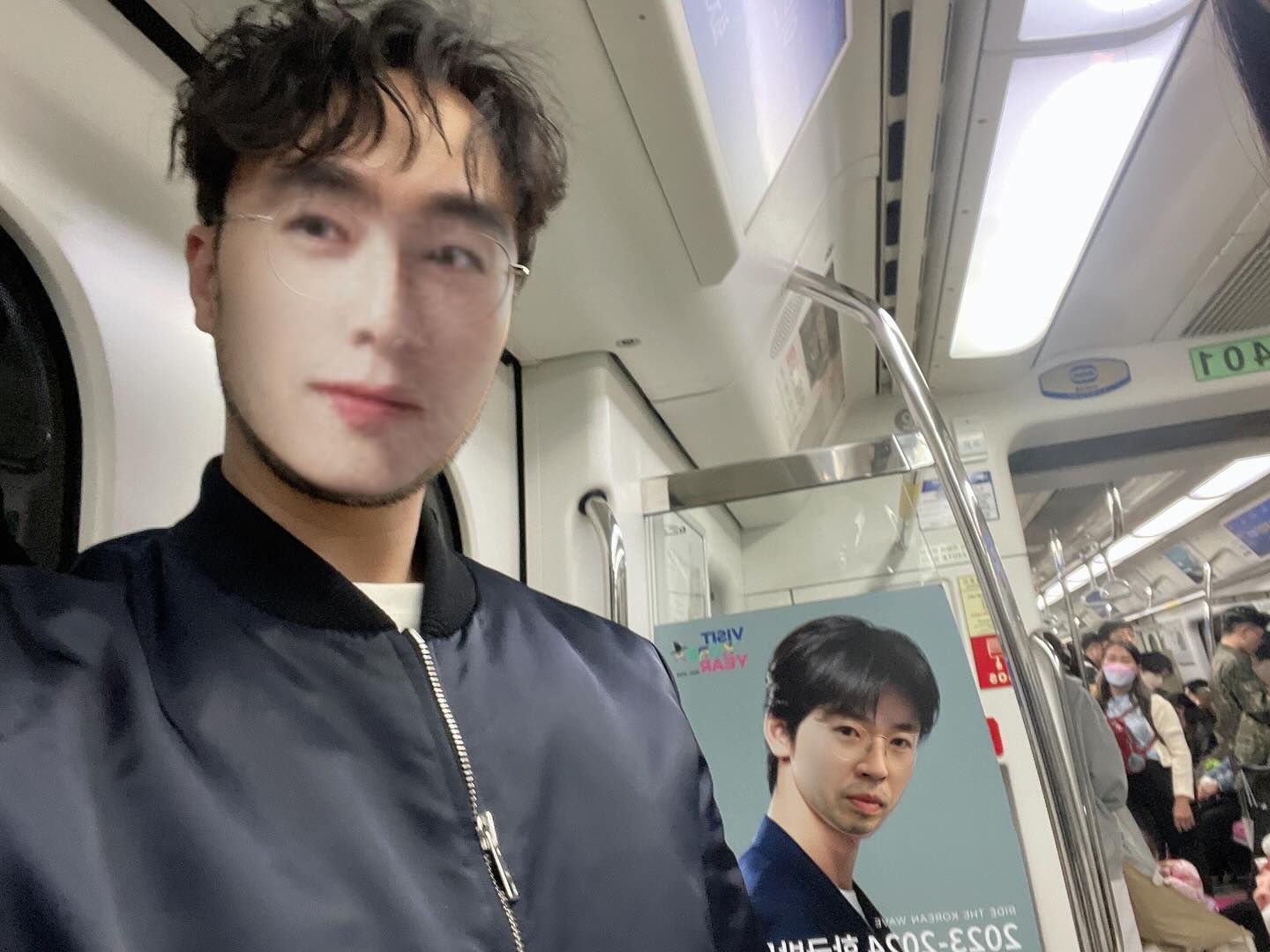 각도가 이상해서 그런가 이상하네😎
.
.
.
#길에서만난공유
#지하철에서만난차은우