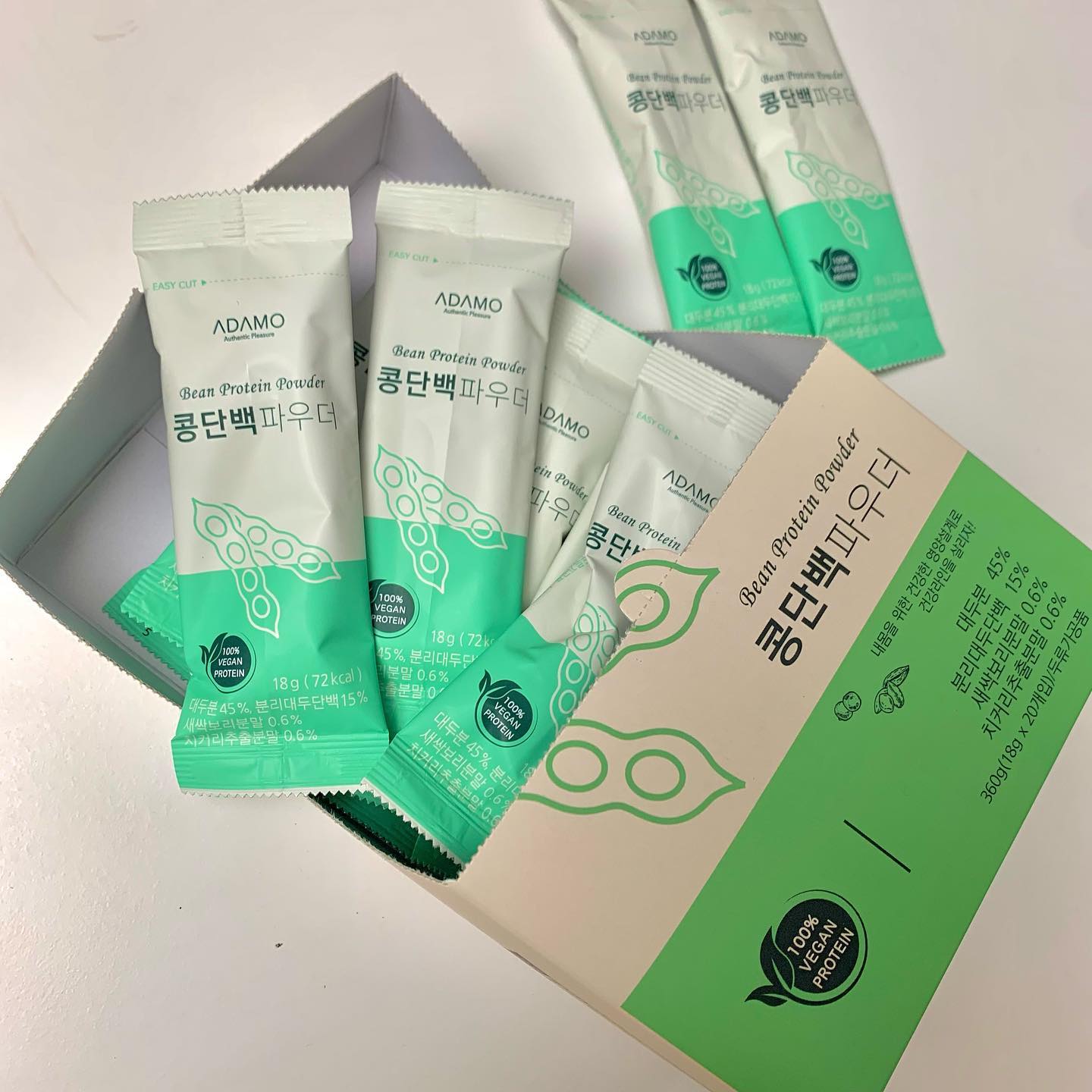 💪🏻운동후 마셔주는 단백질은 
식물성 단백질이 좋다는 말 
들어 보셨나요?

이번 맛평♥️은 우리 신랑이 해줬는데
옆에서 아들이 이렇게 똥돼지를 계속 외치고 있는줄 몰랐네요….😮‍💨

100% 식물성 원료로만 구성한 단백질 음료 #콩단백파우더

대두 단백질은 
콩 중에서도 대두의 단백질은 
동물성 단백질보다 체내 소화 흡수가 빠르고 잘됩니다.
근육을 성장 발달을 시키고 
LDL-콜레스테롤과 지방 수치를 낮춰 체지방 감소를 돕습니다 👍🏻

✅https://smartstore.naver.com/nethis/products/8758631023

평소 운동을 하지 않더라도
단백질 보충은 꼭!!! 해주세요 🫶🏻

#콩단백 #다이어트 #다이어트파우더 #다이어트단백질 #협찬디엠