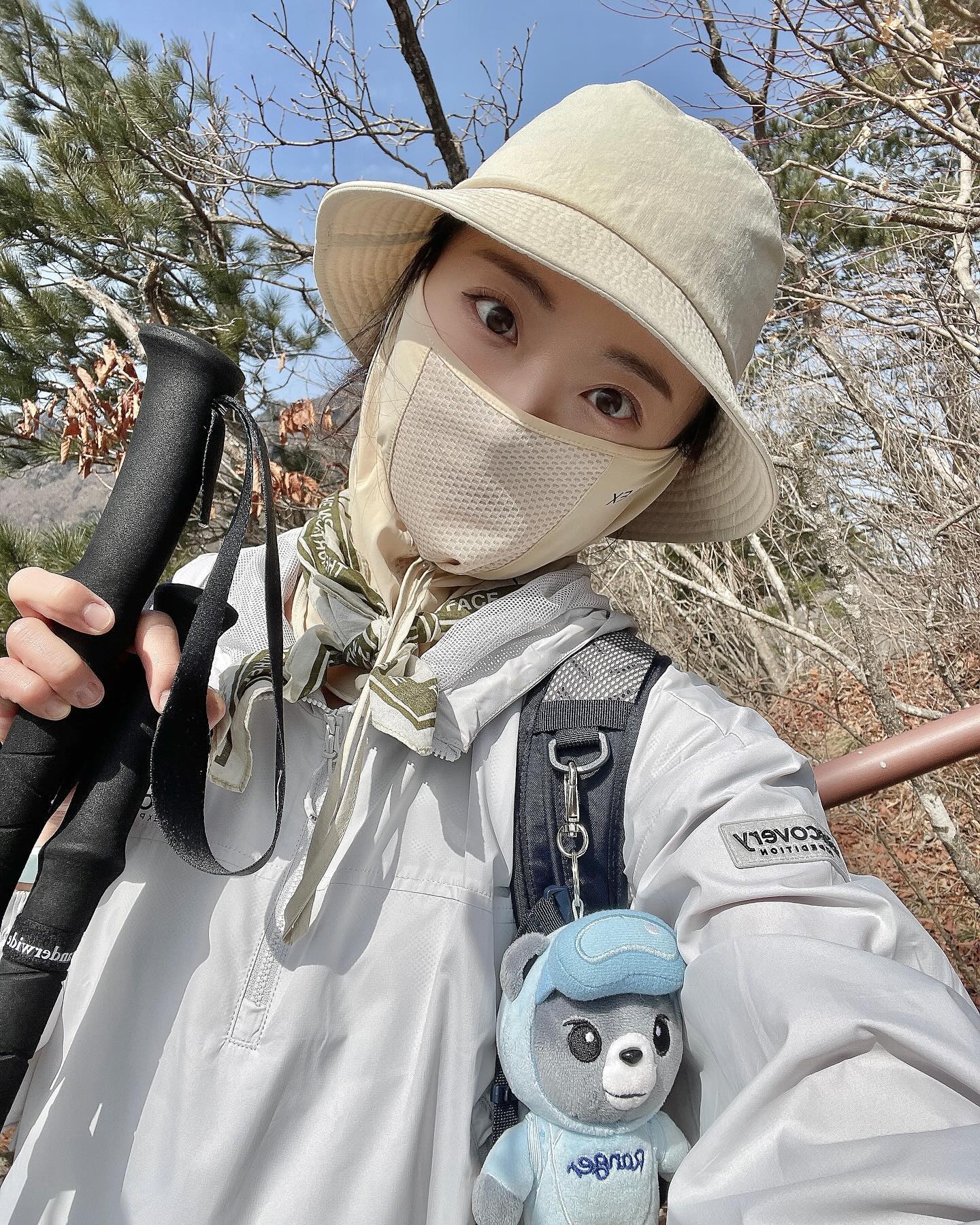 #협찬 leflex_official 

등산중에 스포츠마스크는 처음 착용해봤는데 보들보들 촉감좋고
자외선 차단도 눈밑부터 목까지 다 되어 너무 좋았어요💛
우리 자외선차단마스크로 기미 예방해요오🫶🏻

⭐️ 솔직한 후기 뿅 ⭐️

✔️ 쿨감으로 한여름에도 착용하기 좋아요
시원보들하고 숨구멍도 있어서 장시간 산행하는데도 숨쉬기 편했어요!

✔️ 대형 사이즈도 있어요
기본 프리사이즈와 라지사이즈 중 선택가능!
기본 남여공용 프리 사이즈도 꽤 넉넉한 사이즈에요!
소소한 팁=전 모자착용해서 끈으로 한번 더 고정시켜주었습니닷
(고지대는 바람이 많이 불거든요 ㅠㅠ)

✔️ 화이트/블랙/스킨 총 3가지 색상이 있어요
화장하고 다니다 보니 스킨색 선택했는데 넘 맘에 들었어요✌🏻

#르플렉스 #자외선차단마스크 #스포츠마스크
#등산필수템 #등산마스크 #자외선차단 #leflex