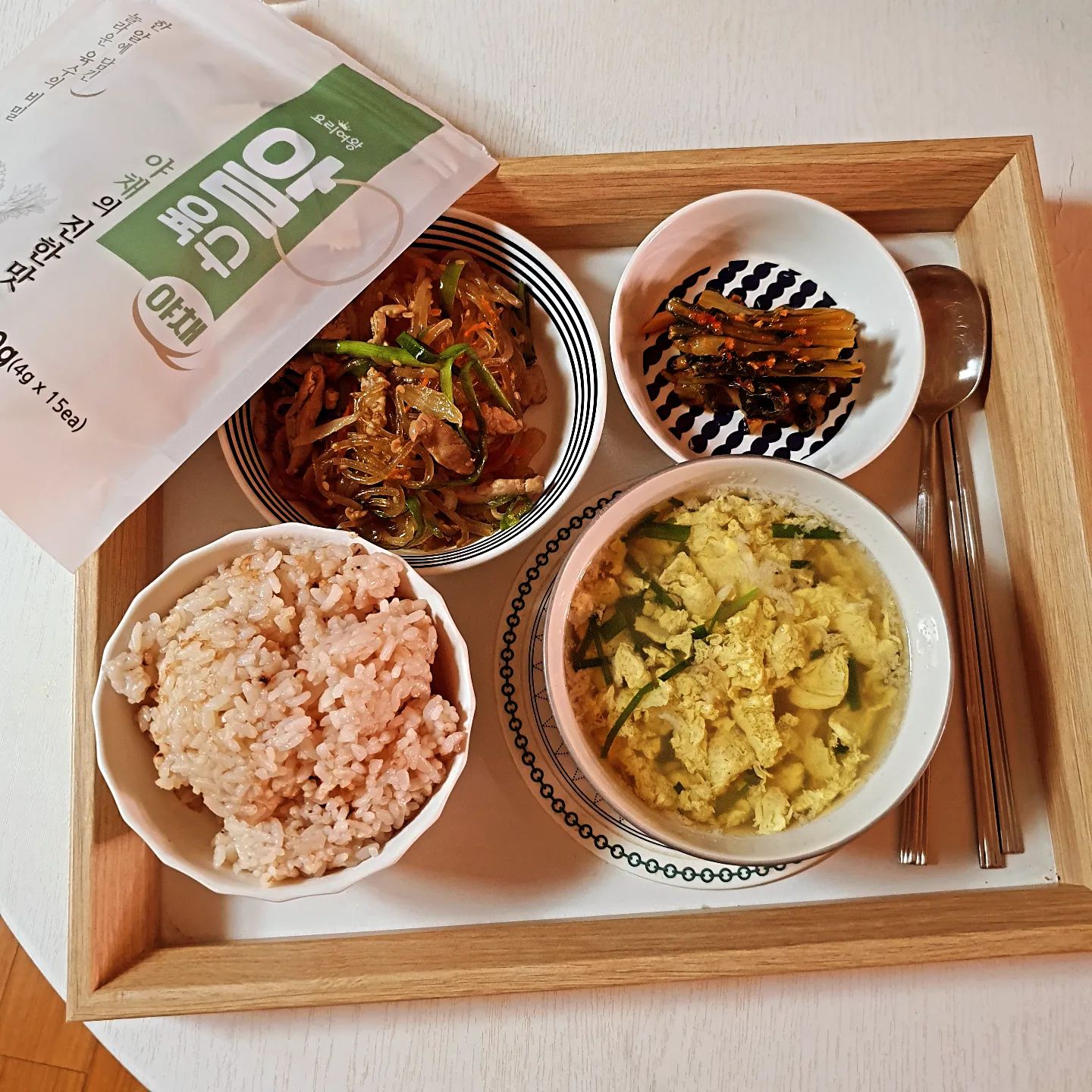 #협찬

요즘#요리여왕  #알육수 덕분에  국요리  빠지지않고  만들어먹고있어요  오늘 아침엔 계란국 끓일때 야채 알육수를 넣어  만들었더니  야채의 진한맛으로  더 깊은 맛이 나요 

마늘, 양파, 대파 등 국내산 야채 10종을 사용 풍미높아요

고추장찌개, 된장찌개, 칼국수, 수제비 등  활용도가  장난아니에요

 캠핑, 낚시, 피크닉 갈때 챙겨가기 좋구요 

간단하게 국물에 한 알 ! 툭 던져넣고  3분이면 요리 끝, 식자재나 조리도구 등 뒷정리가 필요없이 간편하죵

HACCP 인증시설에서 제조하여 믿을 수 있어요

 #샤브샤브육수 로도  사용하기 좋고 두부조림  감자조림할때는  으깨어 넣어주면 더 맛있는 요리가 됩니다 

#채식주의 자들의  #비건식단 으로도  최고에요 

 #야채식단