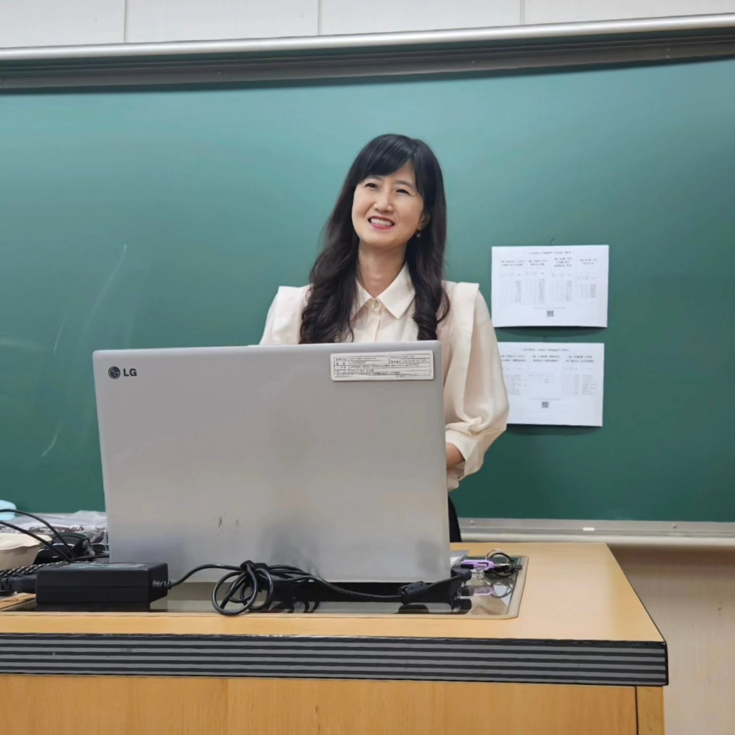어릴적 언젠가..
선생님이 꿈이었던 때가 있었는데~~ 😄

중학생들이라 무서울 줄 알았는데 😨
친구들이 너무 잘 참여해줘서 오히려 재미있었다능~~

친구들의 적극성에 박수를👏👏👏
환경도 아는만큼 보인다~~

#중학교 #환경수업 
#업사이클 #친환경 #새활용 #재활용 #커피박 
#커피박체험수업 #환경수업프로그램 #탄소중립