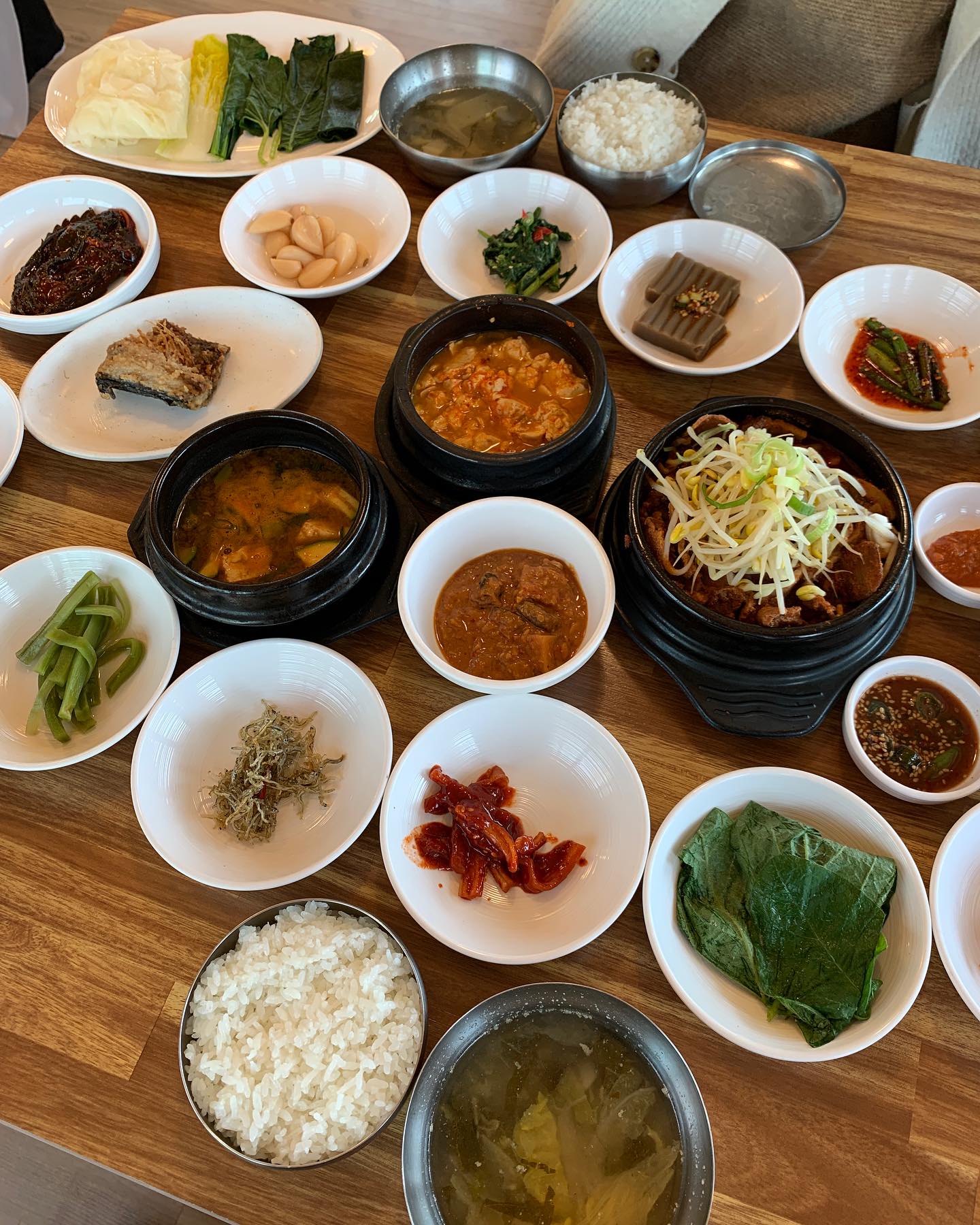 창 밖은 벚꽃 핀 대릉원 돌담길 뷰✨

📍#정록쌈밥 #경주
🍽️ #제육쌈밥 

지금쯤이면 벚꽃비 내릴 대릉원 돌담길!
날 맑은 날 창가에 앉아 먹으면 2배로 맛있죠,,
쌈 싸먹을 야채에 행복했던 엄마,,🤣