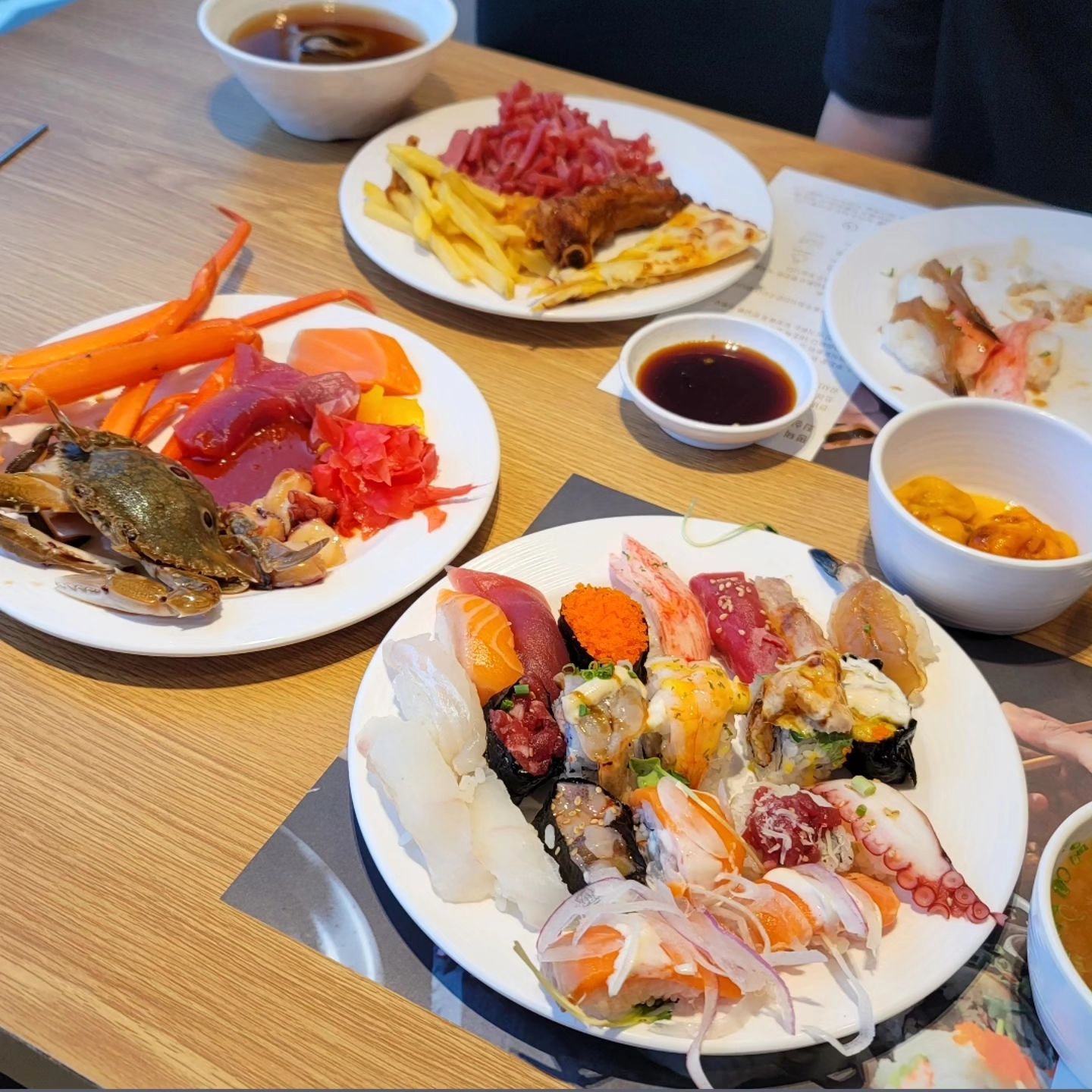 딸 생일기념 외식
10개월만에 다시 찾은 고메스퀘어 평택고덕점
생일날 오기로 약속해서 주말 고고씽~

육회가 있어 신난 딸
모녀 점심 원없이 먹고 저녁 패스~~ ㅋㅋ

PS.
그나저나 맨날 이리 잘 먹고 살아도 되나 걱정~
몸이 심각해지고 있음 ㅜㅜ
고기 줄이고 반식으로 줄여야 할 듯!
야채, 단백질 식단으로 바꾸고 최대한 움직여보기로...
딸한테 우선 담주부터 식사조절 한다고 통보함.
과연 제대로 실행할런지... ㅋㅋㅋ

#고메스퀘어평택고덕점 #생일축하외식🎂 #고메스퀘어 #평택뷔페 #평택초밥