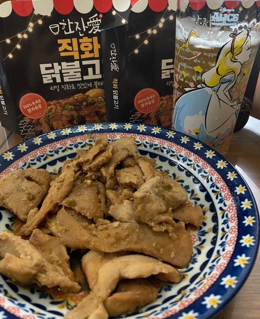 먹는게 최고야 on Instagram: "#협찬 #한잔애 #술안주 술 안주로 최고인 한잔애 직화 닭 불고기 먹어보기💕 짭조름하고 달달하니 완전 술 안주로 최고 👍👍 특히 닭가슴살로 되어있어서 먹기