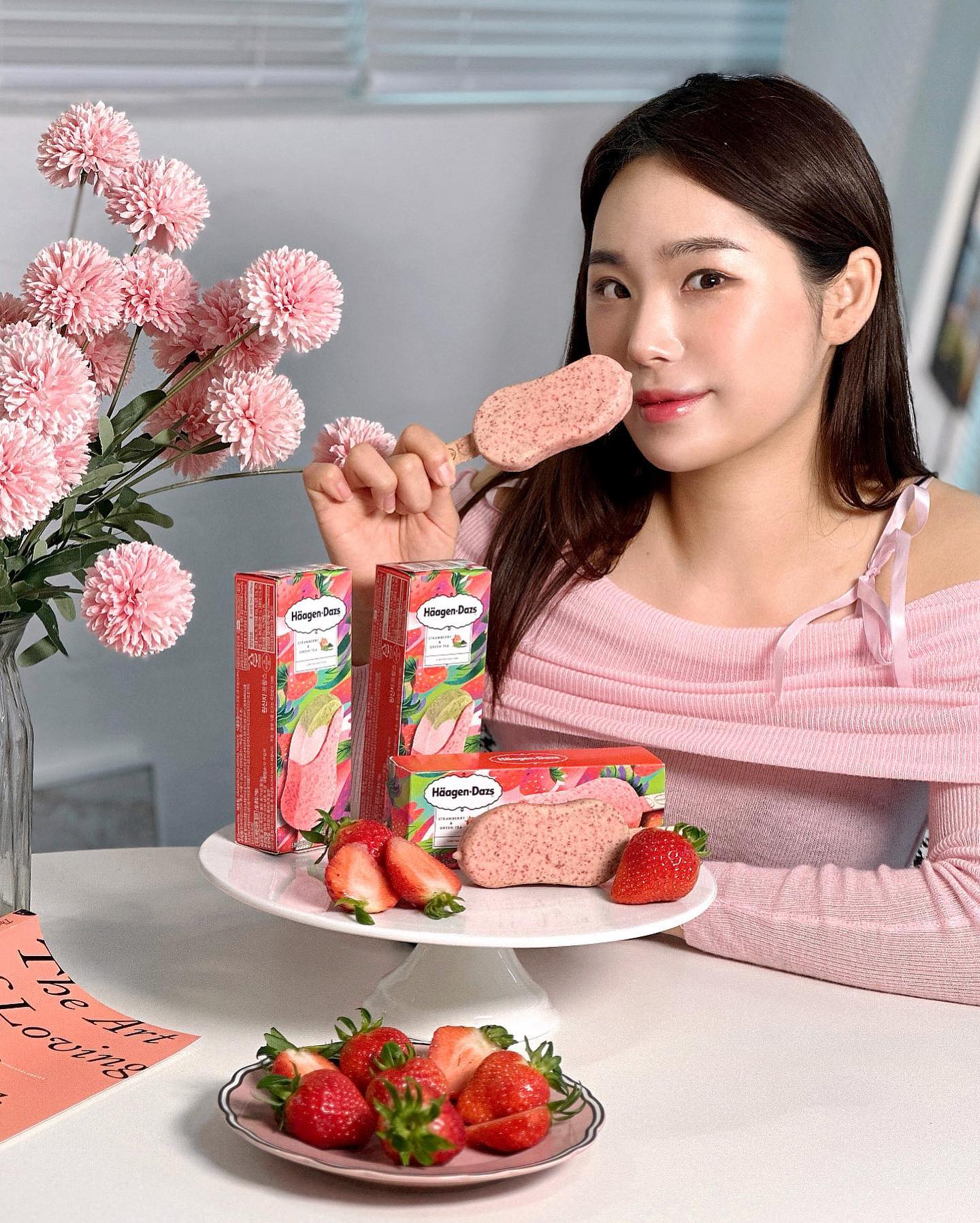 #광고 #제품협찬  haagendazskorea 
스틱바 맛집 #하겐다즈 NEW #스틱바of스틱바 신제품🍦
하겐다즈 말해뭐해.. 원래도 좋아하는데 이번 신제품 2종도 아주 제대로더라고요 (๑╹ω╹๑ )

바삭한 프리미엄 초콜릿이 코팅된 스틱바인데요. 
real 그린티와 real 과일 조합이라네요?! 🍵🍓🍋 

스트로베리 아이스크림에 그린티 아이스크림, 리얼 딸기를 블렌딩한 핑크 스트로베리 초콜릿 코팅으로 달콤쌉싸름 그 자체의 맛❤️
크리미한 그린티 아이스크림에 레몬 소르베, 크리스피한 그린티 초콜릿 조합도 상큼하고 좋더라고요💚

하겐다즈가 하겐다즈 했다…🫶🏻

아오아 아이스크림(바닐라 카라멜, 스트로베리 앤 크림, 그린티, 초콜릿 초코, 쿠앤크, 마카넛 브리틀) 다양하니 입맛대로 함께 즐겨봐요. 

#프리미엄과일스틱바 #스트로베리그린티 #그린티레몬 #하겐다즈신제품 #하겐다즈스틱바 #스틱바아이스크림  #haagendazs #하겐다즈스틱바 #아이스크림of아이스크림 #아오아 #그린티아이스크림 #아이스크림바 #스틱바아이스크림