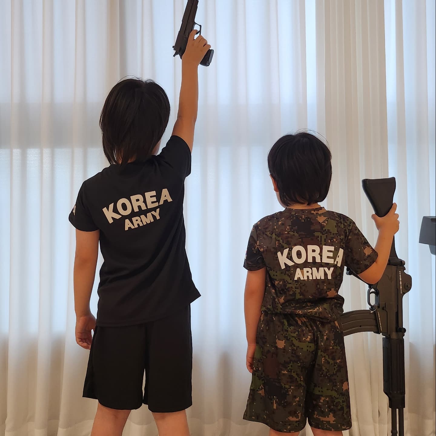 군인옷 사달라고 사달라고ㅋㅋ
이준 이수 최애옷 등극!
올여름 실컷입을듯ㅋㅋ

로카상하세트
4가지디자인
프로필링크에서 구매가능합니동🇰🇷
(파우치가방&모자 추가옵션구매가능)

성인버전 구매원하시는분들은
DM주세욧:)
90사이즈~115까지
(반팔/반바지 각 1만원초반대)
7/24(수)공구마감

#아이엠이디나
