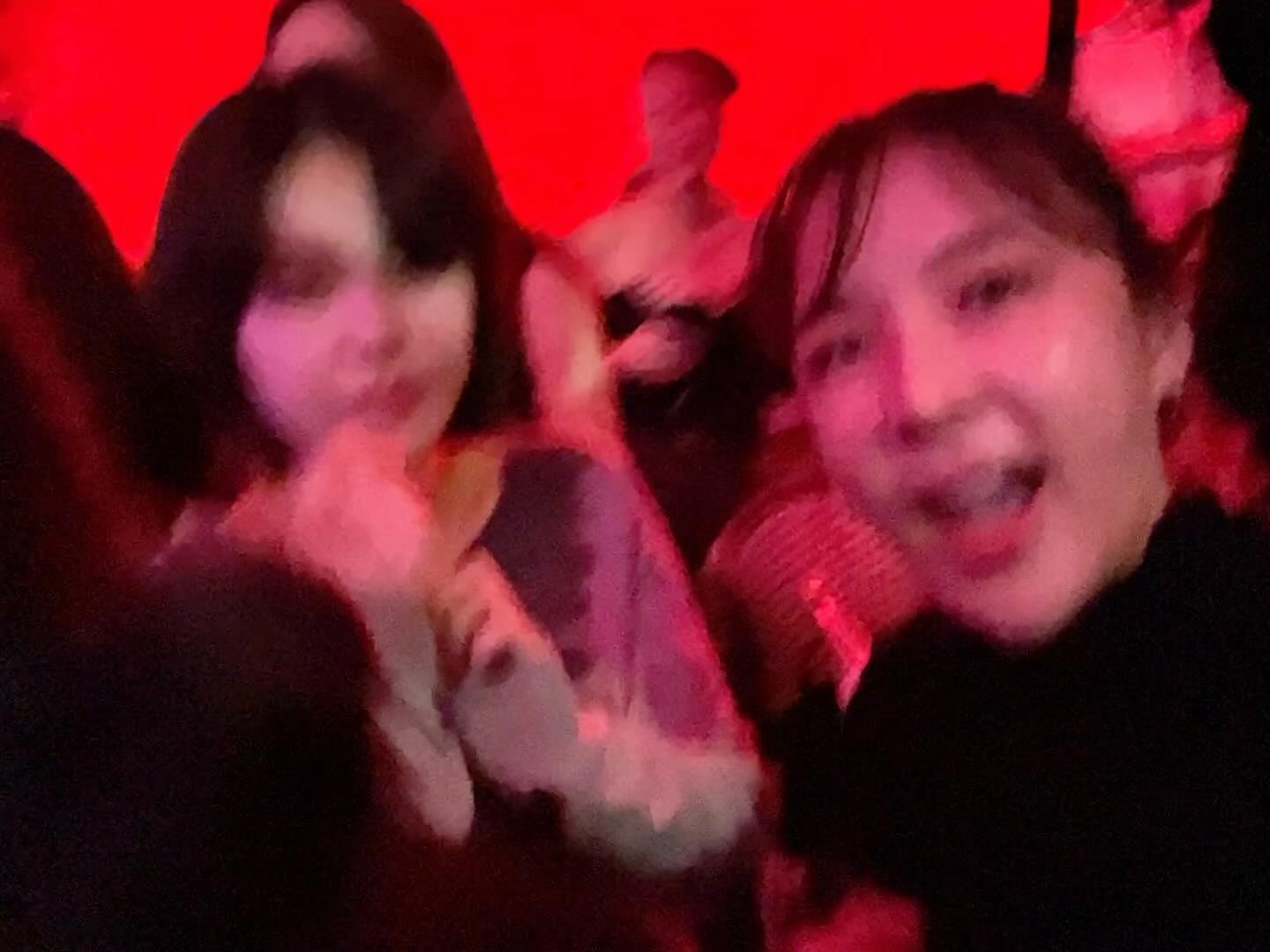 #성수캔디 우연히 핫했던 어제밤

내 마음속 올해의 인물로 선정한 정말 좋아하는 지인들도
어쩌다 함께 하게 돼서 더 좋았어요

이렇게 논게 얼마만인지 모르겠지만 이제 얼마 못노는건 확실하네요ㅋㅋ

아무튼,

기본 카메라로 얼굴 막 쓸 수 있게 해주신
김윤정 원장님께 이 흥을 바칩니다
yj_spa

광대 올라붙고 20대때 얼굴라인 나왔어요

새해 체력 관리는 함 해볼게요
🥰