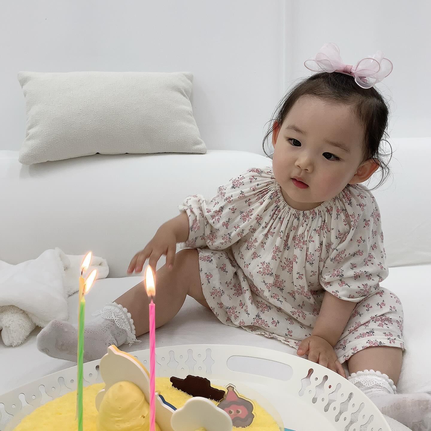🎂

예전엔 애기랑 외출하면
그 구역에서 울 애기가 젤 애기(?)였는데
이제는 언니임 ^^
징쨔  마니콧다

우리애기 #두돌축하해 👶🏻

#두돌아기 #생일파티 #아기상어케이크
#아기생일파티 #아기생일선물
#뽀로로장난감 #아기상어