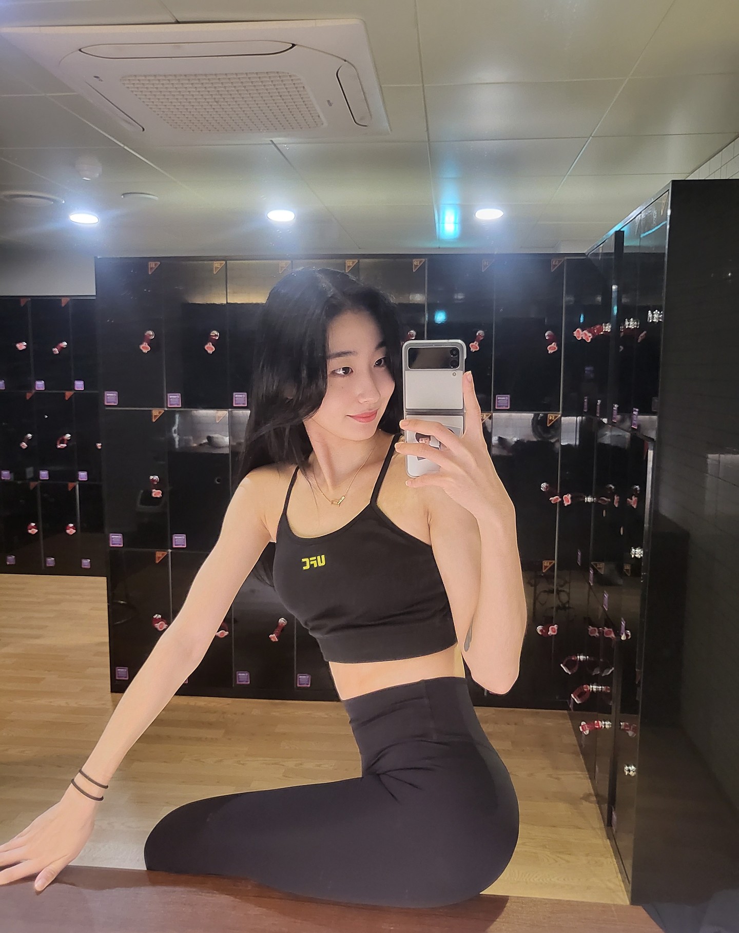 취업했던 회사에서 문제가 생겨서 제가 원래 맡아서 해야되는 업무는 못하고 다른 관련 없는 업무들만 하고 있어서 그만두게 되었어요😢

몇 번이고 생각해도 시간이 아깝기도 하고 현타가 너무 오더라고요...이사님과 대표님 모두 잘해주시고 미안해하시긴 했지만 퇴사를 결정하고 다시 백수 생활 중입니다 하핳...(이미 눈치채신 분도 계시겠지만)

퇴사를 하고 자존감도 낮아지고 의욕이 안생겼었는데 최근에 만난 지인분들의 응원과 조언을 듣고 다시 자존감도 오르고 있고 제가 하고 싶은 일도 점점 정확해지면서 목표가 생기고 있어요

이런 시행착오가 있어서 힘들기도 하지만 그만큼 더 단단해지는 계기가 되더라고요😊

목표를 위해 더 열심히 더 바쁘게 살아보려해요 모두모두 화이팅!