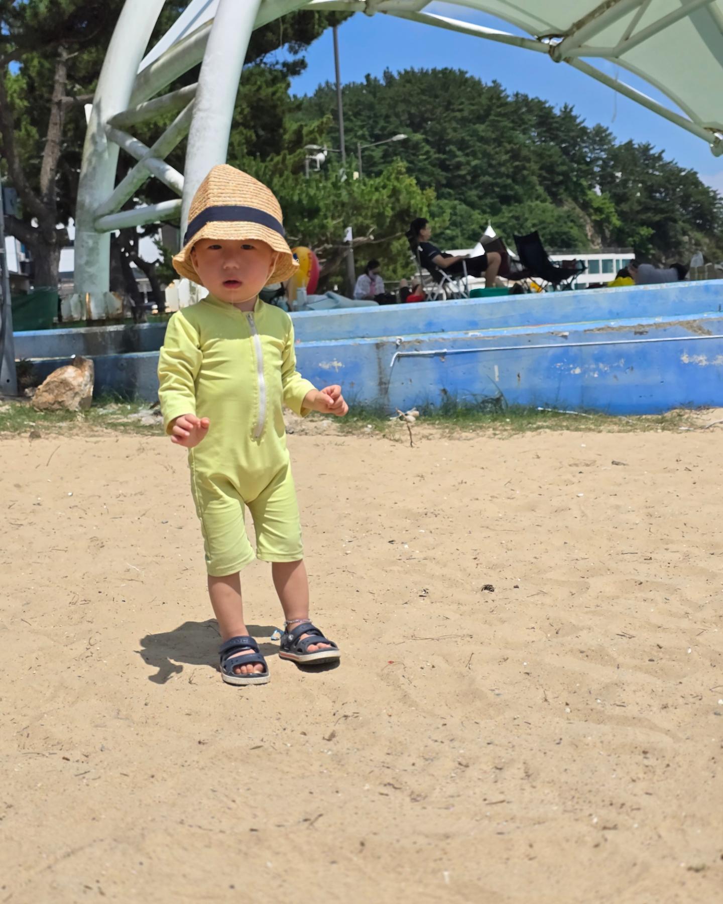 #연포해수욕장🌊 #연포모래조각페스티벌 #물놀이🐳 

모래가 무서워 얼음이된 쭌 

콧줄 했다면 상상도 못한 물놀이 ! 그동안 물놀이 제대로 못했는데

실컷 튜브둥둥 ~ 물놀이 하다못해 잠들었네요❤️ 

두 딸램  뜨거운 햇빛 아래 시원하게 ~ 맘껏 !!!! 

모래 축제 보러왔는데... ㅋㅋㅋㅋㅋ  즐거우면됬다