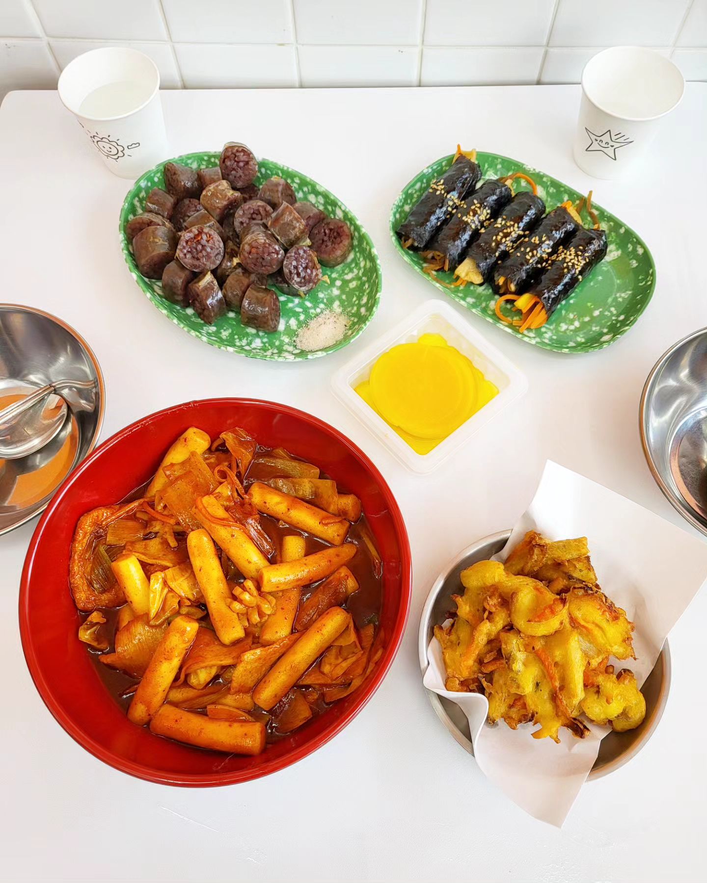 #협찬

매일 먹어도 땡기는 떡볶이!

#할머니가래떡볶이 신메뉴 짬뽕떡볶이를 먹어봤는데요

불향 가득 매콤한 짬뽕과 쫄깃한 떡볶이의 조합!
먹기 전부터 향에 끌리는 메뉴더라구요

밀떡에 어묵, 통유부, 솔방울오징어, 양파, 양배추, 당근, 대파 등
재료도 푸짐하게 들어 있어서
먹는 재미까지 쏠쏠~

수제 할머니꼬마김밥과 순대, 튀김도 주문해서
매콤한 짬뽕떡볶이 국물에 찍먹!
완전 배부르지만 이 조합 포기못하죠

밀키트도 판매하고 있어서
집에 쟁여놓고 간편하게 즐길 수 있고
배달의민족, 요기요 등 배달 주문도 가능해요

역시 김영옥 할머니가 추천하는 맛집!

신메뉴 #짬뽕떡볶이 #짬뽕우동볶이 꼭 드세요!

#떡볶이맛집 #떡볶이신메뉴 #옛날떡볶이 #가래떡떡볶이  #가래떡볶이 #자양동맛집 #자양동떡볶이맛집 #신메뉴추천 #자양동분식맛집 #떡볶이그램