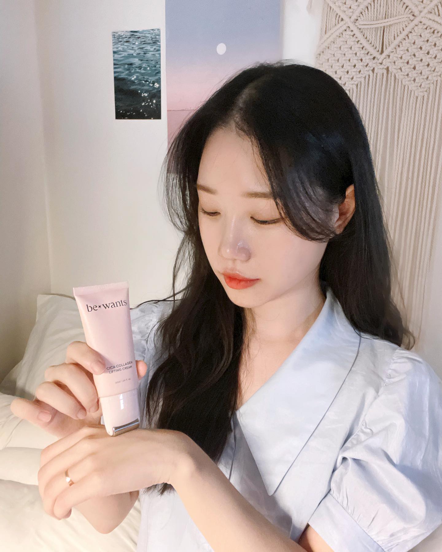 #협찬 진정+리프팅=행복💗

요즘 얼굴 붓기때문에 고민하고있었는데 #여자아이들 #미연 님이광고하는 #비원츠 #괄사크림 으로 고민해결했잖아요👀♥️

바쁘기도한 시대에 혼자 괄사하기란 넘 힘든데, 비원츠 괄사크림은 크림바르면서 괄사도 할 수 있어서 편하구 좋았어요🙌

아침 저녁마다 슥슥 발라주면 붓기도 빠지고 속탄력 속보습도 챙기고! 동생이 탐낼정도🫣

끈적임 없는 젤 제형이라 더운 여름에 찝찝하지도 않아서 만족중ღ 
유기농병풀 시카콜라겐 함유되어 있어서 진정효과도 있어서 좋답니다! 얼굴 뿐만 아니라 목이랑 승모근까지 해주면 붓기 빼는데 더 효과적이니 꼭 하루1분 이상 해주자구요 :)

8월 한달간 올리브영 온/오프라인 최대 행사중이라고 하니 올령가서 구경구경가세요🏃‍♀️💗

#비원츠 #리프팅크림 #1분괄사 #콜라겐리프팅 #진리크림 #비건인증 #비건화장품 #진정케어 #탄쳑케어 #피부진정 #피부보습 #수분탄력 #시카크림