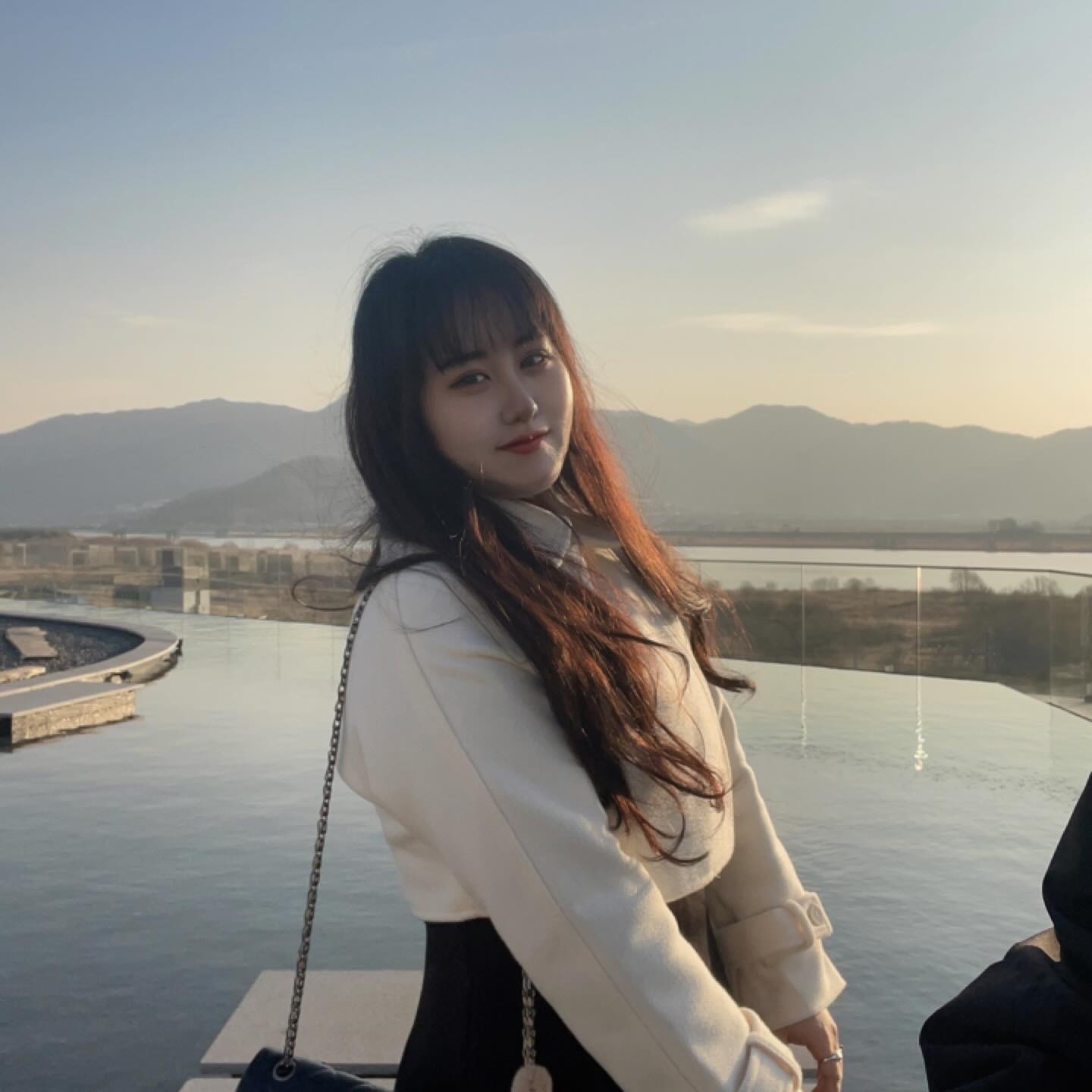 🩵연말데이트🩵
어쩌다보니 일주일 7일중에 6일을 보게 된 우리

우리 돌쇠.. 사진 많이 늘었는데, 칭찬해주면 자꾸 
도를 지나칠 정도로 스스로 날개를 달아버린다.

이제는 본인이 찍은 내 사진을 보며 감탄하며, '웨딩사진도 내가 찍어줘야겠다' 라며 ... .... 😬😮‍💨

칭찬을 좀 덜 줘야겠다라는 생각을 들게했다.

구래도 나에게 많은 웃음을 주는 우리 돌쇠
항상 고마워💚

#호포카페 #해월당호포점 #양산카페 #부산근교카페 #부산근교 #카페포토존 #해월당 #해월당포토존 #평일데이트