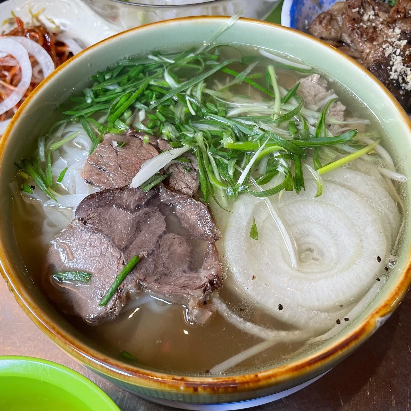 쌀국수 증말 조와해요
분짜가 더 맛나던 

#미아사이공 #압구정맛집 #압구정 점심