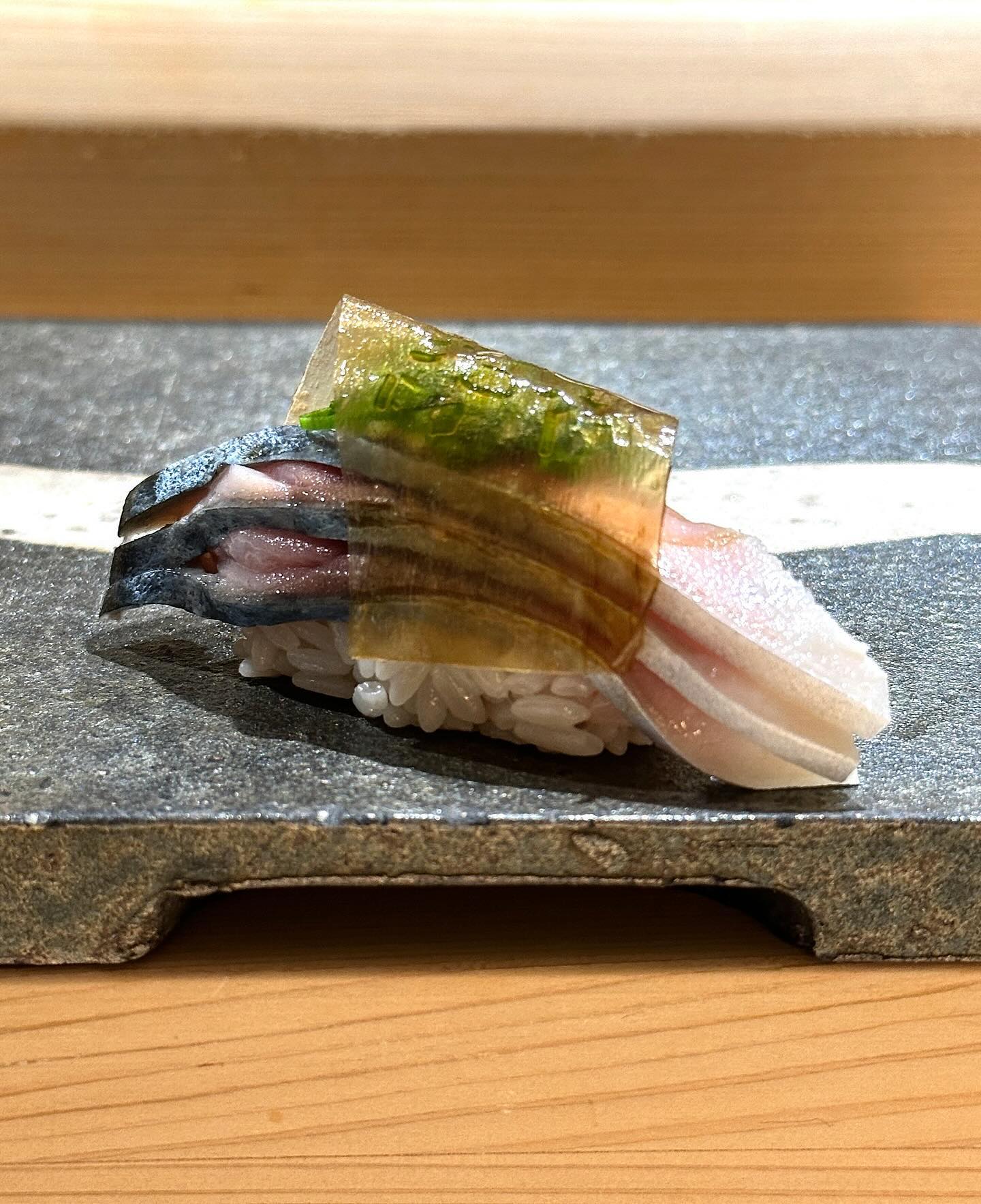 동탄의 축복이었던 세야스시.🍣
장성태 셰프님이 청담으로 오신지도 꽤 되었는데요.
이제야 청담동을 찾았네요. 지각 느낌이네. 요고.😅

여전히 아름다운 세야스시의 시그니처 고하다.🖤
고하다를 좋아하지만 특히나 이곳은 최고입니다.
세야스시는 고하다뿐 아니라 히카리모노 초대박!
손질을 도대체 어떻게 뭘 하시는지 알고 싶어요.

세야스시가 대단한 이유는 매번 새롭게 내어지는 메뉴‼️

사실 오마카세의 사전적 정의를 말하자면 주방장 맘대로죠.
그런데 우리나라 오마카세는 보통 반복적이고 한정적입니다.
그럴 수밖에 없는 현실도 알지만… 아무튼 여기는 아님!ㅋㅋ

식감도 처음이고 이름도 처음 듣는 식재료가 있어 신기!💛
이걸 이렇게 먹는다고 싶었던 메뉴도 있어서 재밌었습니다.

장성태 셰프님 우리 대화에 웃음 참으시는 거 관전 포인트ㅋㅋ
나한테 진짜 아름다움을 아는 사람이라고 특급 칭찬도 하시고.
누구는 무섭고 어렵다고 하는데 그렇지 않아요. 재밌으심!😬
 
 
#압구정맛집 #청담맛집 #스시오마카세 #스시맛집 
#라미_청담 #라미_압구정 #세야스시 #세야스시청담
