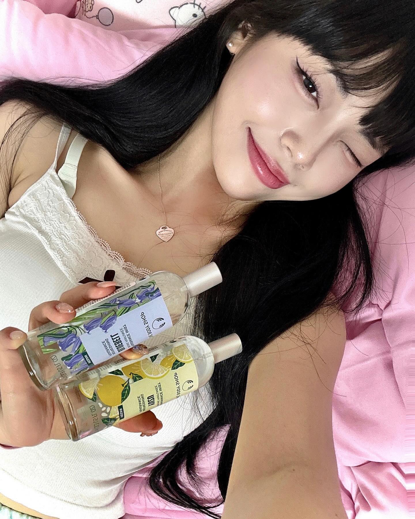 #광고
thebodyshop_korea

향기맛집 더바디샵에서 여름 바디케어 라인이 출시되었습니다!💚

 > 달콤상큼한 유자 💛
유자 그자체인 상큼한 향 뿌리고 나면 산뜻 프레쉬해지는 기분이 들어요!

 > 시원청량 블루베리 💜
베르가못, 히아신스의 은은한 플로럴향으로 고급스러운 향!

유자 라인으로는 미스트말고도
샤워젤, 바디요거트가, 블루벨은 바디버터, 핸드크림이 출시되었으니 상큼한 향이 필요하신분들이라면
더바디샵 구경해보세요 :)💛💜
.
.
.
.
.
#더바디샵 #더바디샵유자 #더바디샵블루벨 #바디미스트 #향수 #여름바디미스트 #유자바디미스트 #블루벨바디미스트 #selfie #selca #daily #likeforlikes #likeforfollow #like4likes #liker #followforfollowback #follow #followers #follow4like #follow4followback #photography #photographer #photo
