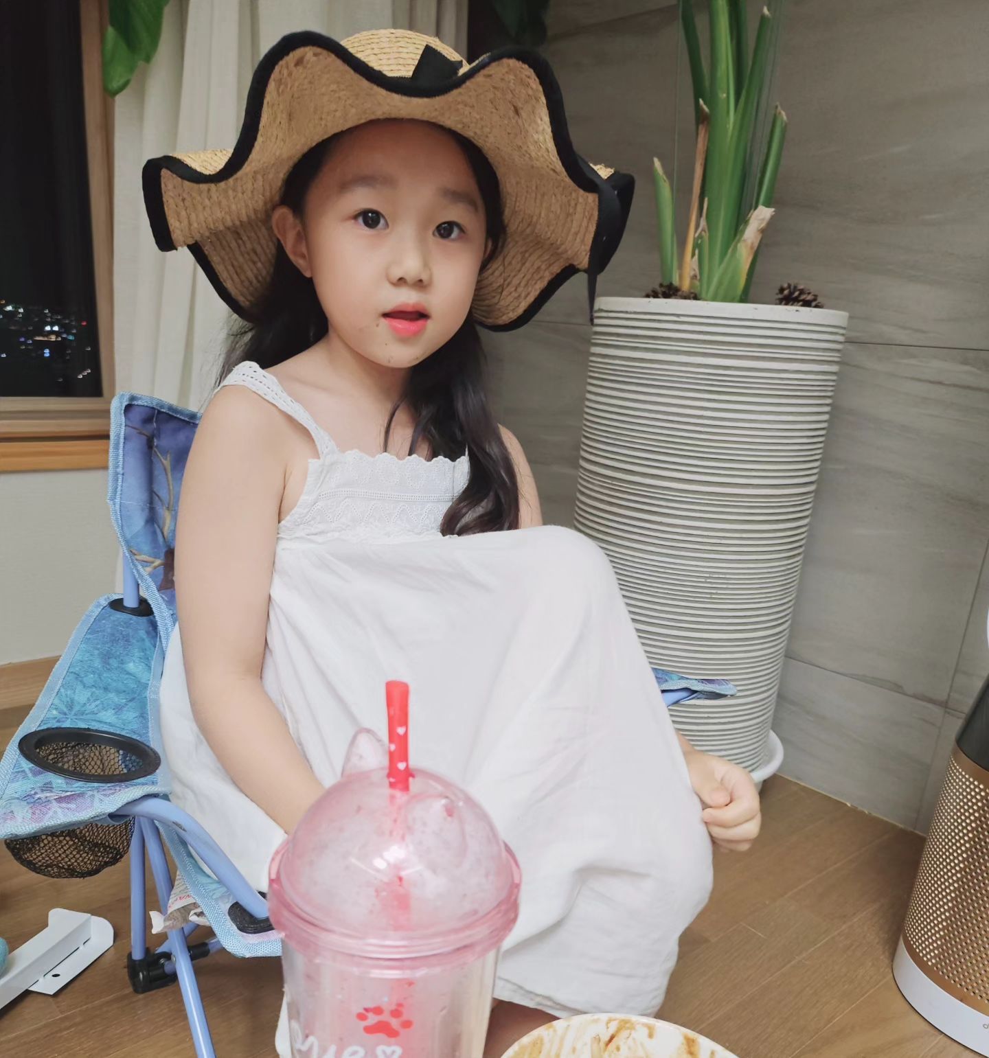 .
.
일상으로 돌아온 우리~
파라솔 꺼내달라더니 이거였니?ㅎㅎ
파 옆에 있게해서 미안해 딸~
파가 되버린 극락조 때문에 마음아파서 오늘 한잔해야겠다ㅋㅋㅋ
.
.
.
.
.
.
.
.
.
#극락조녀석 #마음을열어다오ㅋ
#어려운극락조키우기
#짜탕파라솔밑에서먹기