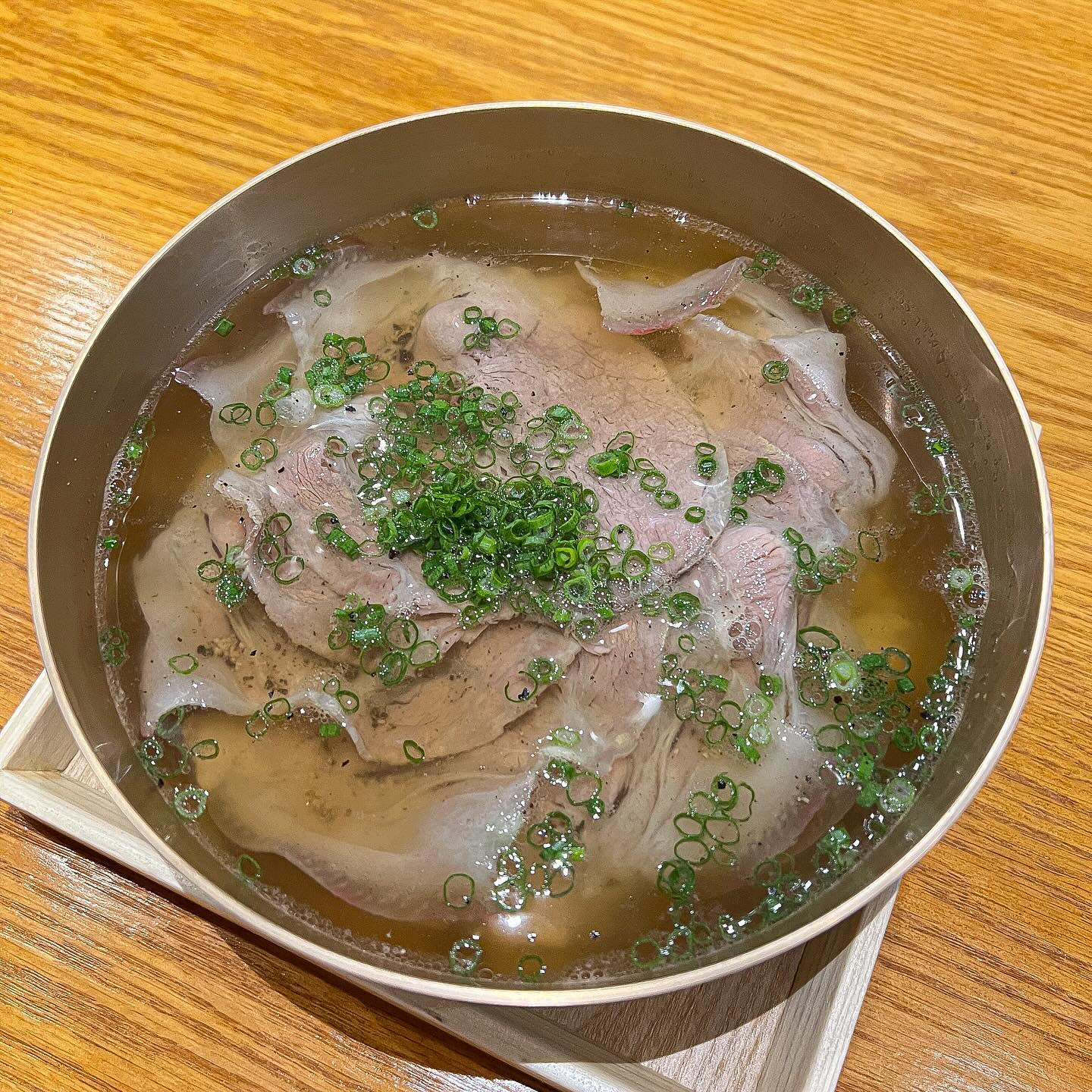 ⠀
‘돼지곰탕’ 이라는 단어를 처음 접한건 6-7년 전 쯤 에스콰이어라는 잡지였다, 당시 그 잡지에 기고하던 박찬일 셰프의 글이었는데 대략 버크셔K의 앞다리살은 섬유질이 길고 가늘어 탕반 국물내기에 적합하다.. 뭐 대략 이런 내용이었던 것 같다.

당시 버크셔K를 이용해 광화문국밥이라는 돼지곰탕집을 낼 때 쯤이었으니 지금 생각하면 홍보의 수단 중 하나라고 볼 수도 있겠다, 다만 스물셋넷 정도 밖에 되지않았던 나는 "오 이런게 있다고? 당장 가봐야지" 하는 마음이 앞섰더랬다, 옥동식도 그쯤 나왔던걸로 기억한다.

말을 조금 덧붙이자면 나는 박찬일이라는 사람이 누군지도 잘 몰랐고 지금도 잘 모르지만 그의 글을 곧잘 읽었더랬다, 지금만큼 정보가 없기도 했고 매거진의 교정,교열이라는 시스템을 끼고 맛집을 주제로 한 정돈된 글은 더더욱 많지 않을때였다.(그렇다고 신문 사설을 읽고싶진 않았으니)
⠀
⠀
아무튼간에 그렇게 광화문국밥과 옥동식은 대중적인 평과는 별개로 돼지곰탕이라는 장르의 시작을 알렸다, 그리고 몇년이 지난 지금 시점에 엄격국밥이 세상에 나왔다.

시작부터 맛잘알 고라니형 mat_thagoras 이 꽤나 진심을 다해 엄격함을 알렸다, 맛없으면 친해도 이럴 사람이 아닌데.. 거기다 본인의 아지트 겸 가게(주랜드) 공간을 빌려줬다? 만에하나 별로더라도 한번은 먹어보고 싶었다.
⠀
⠀
아무튼 재빠르게 달려가서 국밥 두그릇과 냉제육을 주문했다, 두툼한 냉제육이 먼저 나왔다, 첫입에는 그냥 맛있었고 젓갈을 곁들인 두번째 점은 더 맛있었다, 신맛이 확 돌면서도 어색한 칠리함이 느껴지는 김치와 젓갈을 같이 곁들인 마지막 점에선 박수를 쳤던 것 같다, 아 냉제육 합격 한접시 추가!

그리고 이어서 나온 주인공인 돼지곰탕, 이게 돼지국물 맛이라고? 구라ㄴ 할 만큼 맛있었다, 그리고 김치를 곁들이니 훨씬 더 맛있어졌다, 어디선가 느껴본 향이 코끝을 스쳐가기도 했는데 뭔지는 모르겠다, 조미료를 안 썼다는데 이거 쓰면 더 맛있어지려나? 하는 작은 기대감도 싹튼다.
⠀
⠀
엄격국밥은 돼지곰탕이라는 장르의 진보를 이뤄냈다고 말하고싶다, 앞서 선보인 1세대 모델들을 더욱이 보완하면서도 대중적으로 잘 풀어냈다고 생각한다.

엄격국밥은 정식 매장이 아닌 자리 10개남짓한 작은 가게에서 짧은 기간동안 진행되는 팝업이다, 나는 이 한그릇을 더 많은 사람들이 먹어봤으면 하는 바램이다, 그래서 더 많은 사람들에게 평가받고 인정받는 한그릇이 되었으면 한다.
⠀⠀
⠀
⠀⠀⠀
주소 : 용산구 한남동 631-3 블루클럽 옆 골목 2층 끝 주랜드, 여기가 맞나.. 싶으면 맞음.
⠀
⠀
⠀
#엄격국밥 #왕프로글 #왕프로용산구

#돼지곰탕
#돼지곰탕맛집
#신상맛집추천