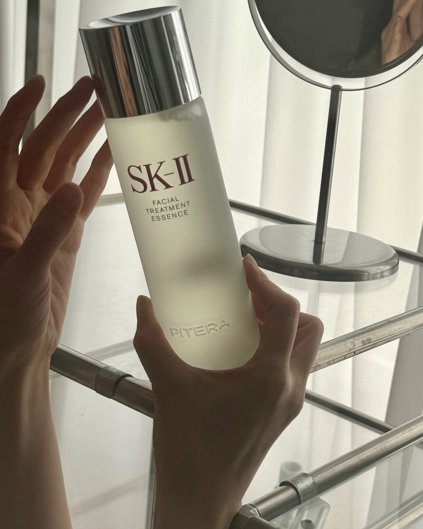 #광고 맑고 투명한 피부를 위한 SK-II 페이셜 트리트먼트 에센스
한결같은 SK–II 고유 성분 피테라™, 
40년간 단 한 번도 리뉴얼 되지 않았다고 해요!!
역시 지금까지 사랑받는 에센스임에 틀림없어요♥️
 
향료가 첨가되지 않은 원액 그대로 순한 에센스로 순하게 스며들어 걱정 없이 사용할 수 있어요.
에센스를  가볍게 흔들어 손에 덜어주고
피부에 몇초 동안 감싸준 다음 톡톡 두드려 
흡수시켜보면 깊숙하게 흡수되는 느낌이 들어서 너무 좋아요☺️

피부 층 깊숙이 흡수시켜 피부 결을 정돈하고 맑아진 피부를 느껴보세용🫧✨
 
 
#SK2 #SK2피테라에센스 #피테라에센스
