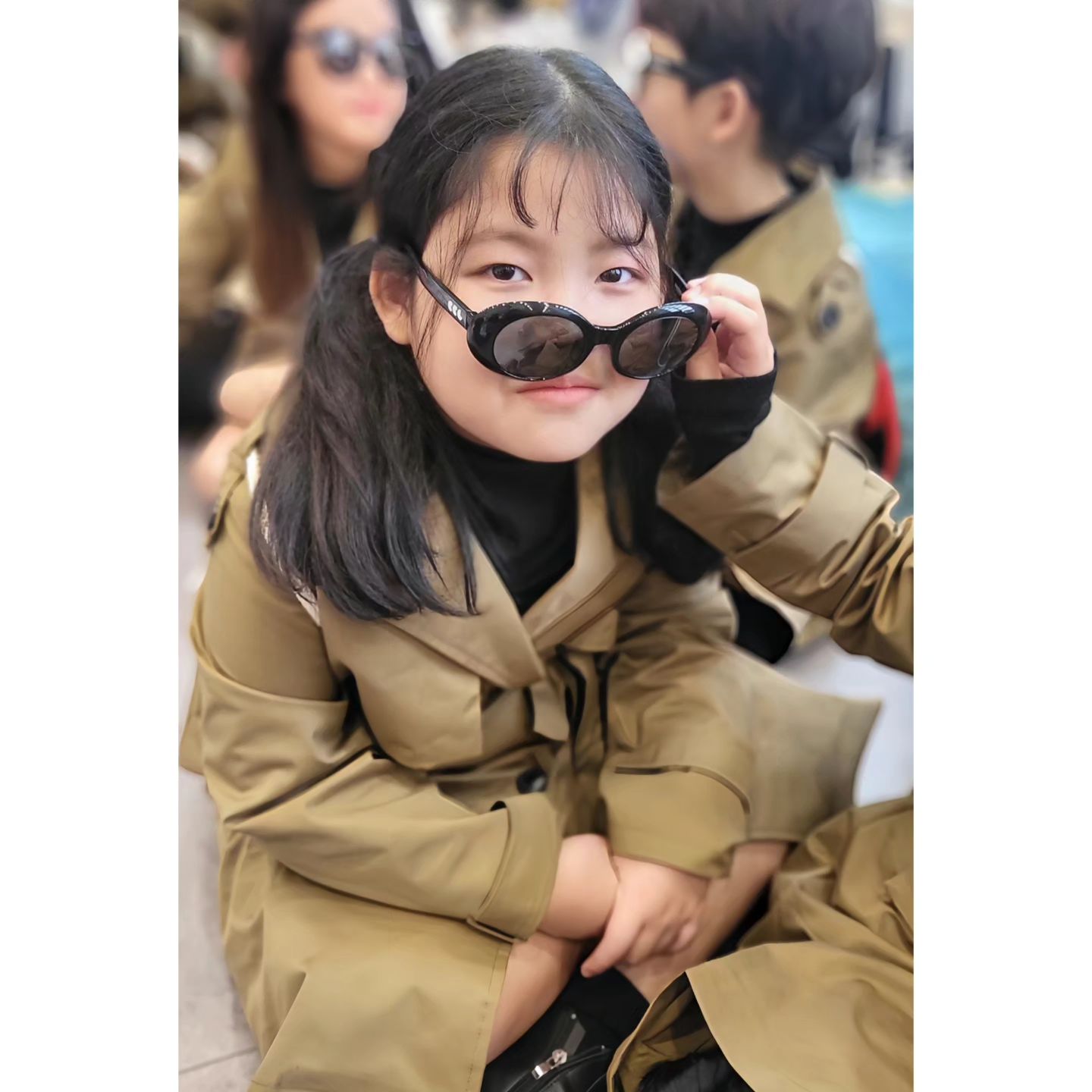 #오늘아님 #지난주
 
#ddp패션몰 에서 뮤지컬패션쇼 
딸래미의 첫 패션쇼 :) 
 
들쑥날쑥 롤러코스터 같은 딸래미의 감정선을 따라 다니느라 조금 힘들었던 날도 있었고... 
/ 롤러코스터같은 
딸래미의 감정선탓은 한... 5%정도? 였고 /
 (다 내탓이오... 내탓 😅) 
 
당일에 헤메 스타트하면서 기대 가득한 모습으로 잘 해낼거라 생각은 했어 ^^ 
 
굿 👍 ㅋㅋ ㅋㅋ 
 
너도 나도 고생했돠아!! 
느려도 괜찮고 틀려도 괜찮아, 
하고싶은거 다해 💕 
 
play_playmusical songdo_play
play_songdo_star
 
#플레이스타뮤지컬 모든 쌤들 정말 감사합니다 🙏 

#슈슈엔터테인먼트 안지민대표님 고생 많으셨습니다! :) 
 
 
✨️ 트렌치코트 의상 -> #오렌지다몸
🕶 선글라스 -> #코코릭 
 
#업사이클링패션쇼 
#키즈패션쇼 #어린이패션쇼 #뮤지컬패션쇼 
#트렌치코트 #트렌치코트추천 
#선글라스 #키즈선글라스