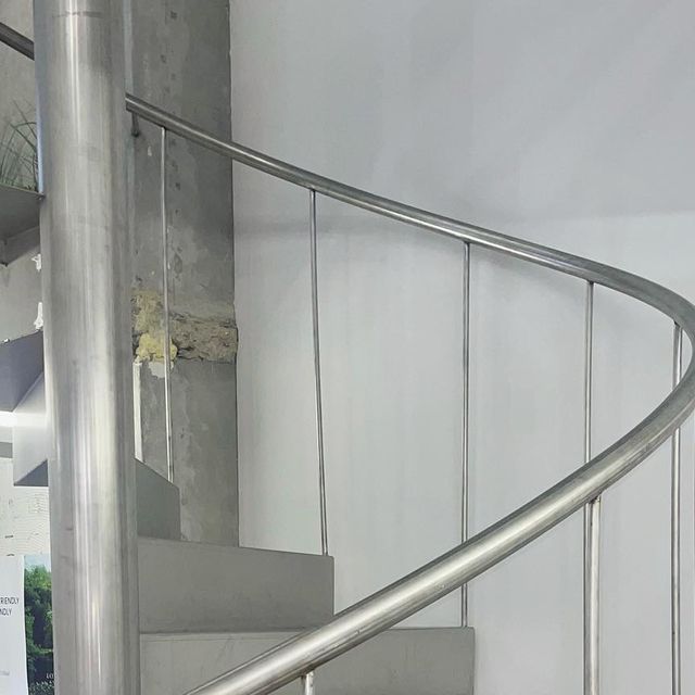 홍림 on Instagram: "@kcosland_kr #광고 #협찬 포토존이 한가득인 가로수길 신상 All 비건카페 1F은 뷰티쇼룸, B1은 카페로 구경도 하고 음식도 먹고..♡ 가게도 예쁜데다 음식이 정말정말 맛있어서