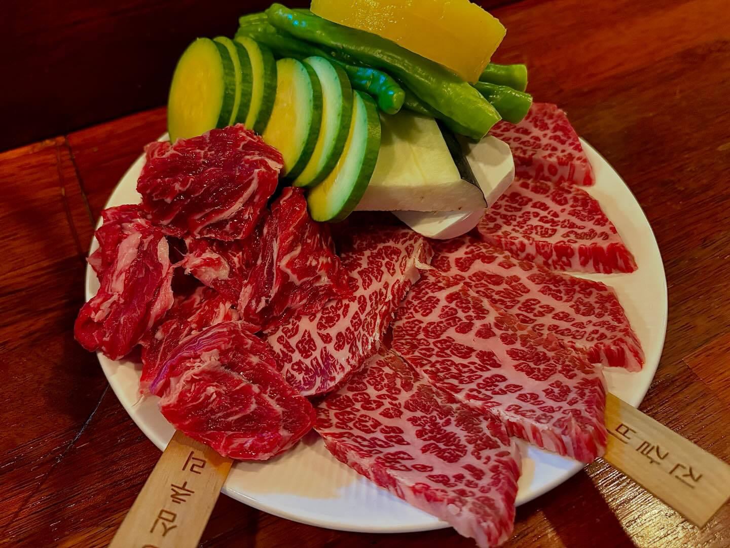 ‘유메이규’
비장탄 야끼니꾸 맛집

월급날 여자친구와 방문한 마곡나루 대표 야끼니꾸 맛집 유메이규

평일 늦은시간 방문하여 다행이 예약을 안했는데 테이블이 남아 있어
바로 착석하고 대표메뉴인 세트에 된장술밥 그리고 도쿠리주문

기본반찬은 양배추절임과 명이나물 대파김치가 나오고
소스는 시오다래(마늘기름장), 녹차소스, 생와사비
그리고 이곳의 시그니쳐 타래소스가 나온다

그리고 바로 나온 고기

🍳 담백한 스테이크 맛이나는 등심추리와 고소하고 쫄깃한 안창 거기에 육즙과 마블링 가득 진갈비살, 관자와 함께 구워 삼합으로 먹어도 일품 다 맛난다
🍳 고기와 함께 비장탄에 구워먹는 가지와 애호박 버섯 꽈리고추 파인애플 또한 일품

부위마다 다 특색이 다르면서 맛나고 
타래소스를 미리 묻히고 굽는 여부에 따라 맛이 달라
다양한 소스에 너무 맛나게 먹고 온 곳

다른 테이블보니 막국수류도 많이 드시던데 다음에 방문하면
막국수류에 삿포로 생맥주 한잔 마셔봐야겠다☺️

<메뉴>
진갈비살(150g)+안창(150g)+등심추리(200g)+관자 세트 : ₩ 85,000
된장술밥 : ₩ 7,000
도쿠리 : ₩ 10,000

<장소>
서울 강서구 마곡중앙로 161-1 122호

#유메이규 #마곡나루소고기 #마곡나루야끼니꾸 #마곡나루맛집 #마곡맛집 #마곡술집 #마곡나루술집 #마곡나루역맛집 #마곡나루역술집 #강서맛집 #강서구맛집 #서울식물원맛집 #김포공항맛집