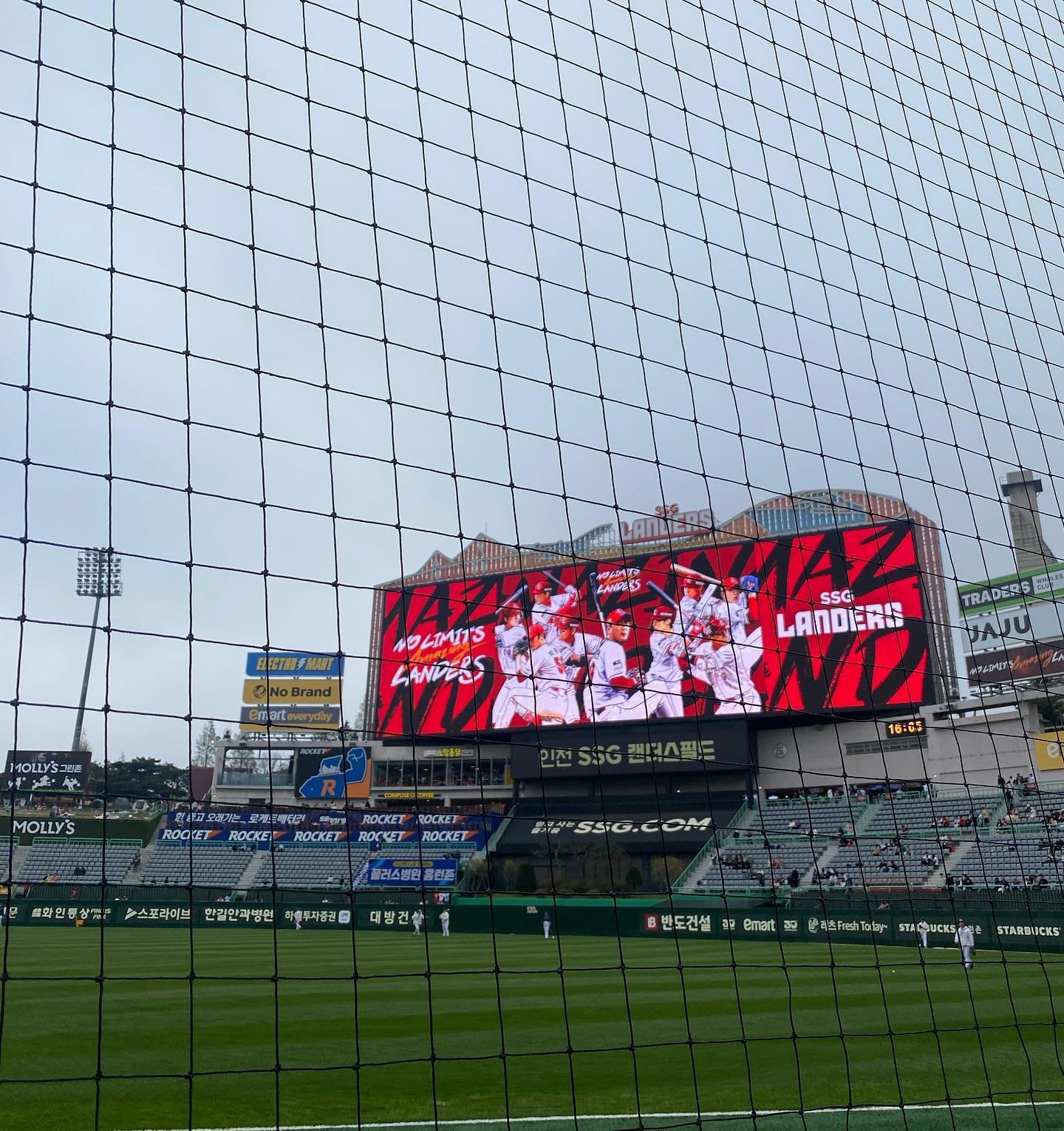 오랜만에 야구장⚾️
첨으로 선수 싸인도 받음😆 오원석선수 감동🥹

-

#ssg랜더스 #ssg랜더스필드 
#김강민 #최정 #최지훈 #오태곤 #오원석 
#야구 #야구직관