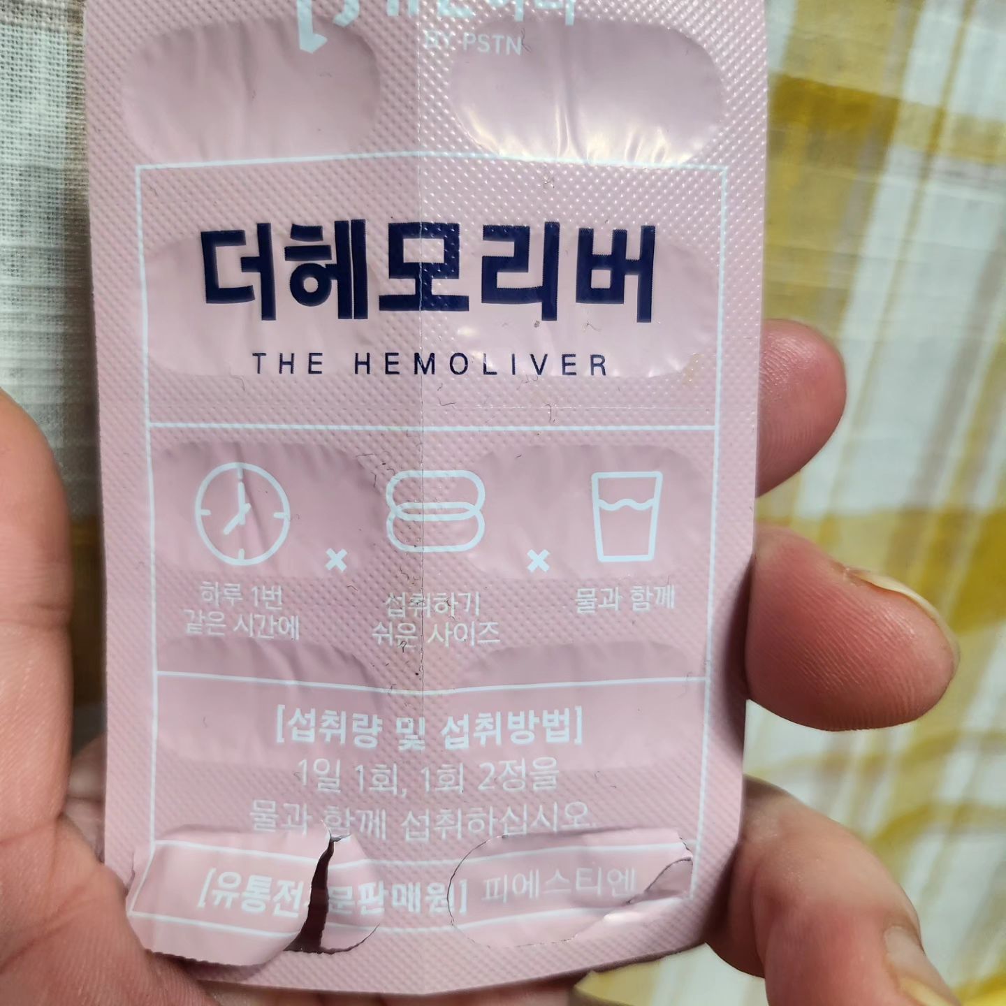 하루하루 늙어가는 나날들
몸이 맨날 피곤하고 
만성적인 소화불량
종아리 쥐
덩치와 안어울리는 빈혈
어지럼증
두통
등등

약사님들 인스타 매우 열씨미 구독중
toad_pharm 님께 상담받고
추천받아 구매한 
#더헤모리버

중간에 뭐 달라진것없냐고 물어보셔서
잘 모르겠는데요~~했는데
약사님이 첨에 문의했던 증상들을 다시 상기시켜주셔서
생각해보니
2달가까이 종아리 쥐와 종아리뭉침이 없었고
어지럼증이나 소화불량증세 등이 많이 좋아졌다는걸 깨달음

청년이라고 우기고 싶지만 이미 중년이 된 
내주위 여자사람들 나와 같은 증상이 있음
조심스레 추천해 봅니다~~

얼마 안남았는데 ㅋ
담달엔 카드로 사야겠다 ㅋㅋㅋ
연말정산이 나오는
3월급여로 카드값 낼수있게ㅋㅋ

나는 좋았다고 ㅋㅋㅋ

#더헤모리버

우리 건강하게 삽시다
무슨 영양제를 한움큼씩 먹는것 같지만
한번사는 인생 ~~
건강하게 하고 싶은거 하면서 살아갑시다~~

암튼 
뜬금없이 헤모리버가 눈에 들어와서 ㅋㅋ
쌩뚱맞은 게시물 하나 올리고  자려는중~