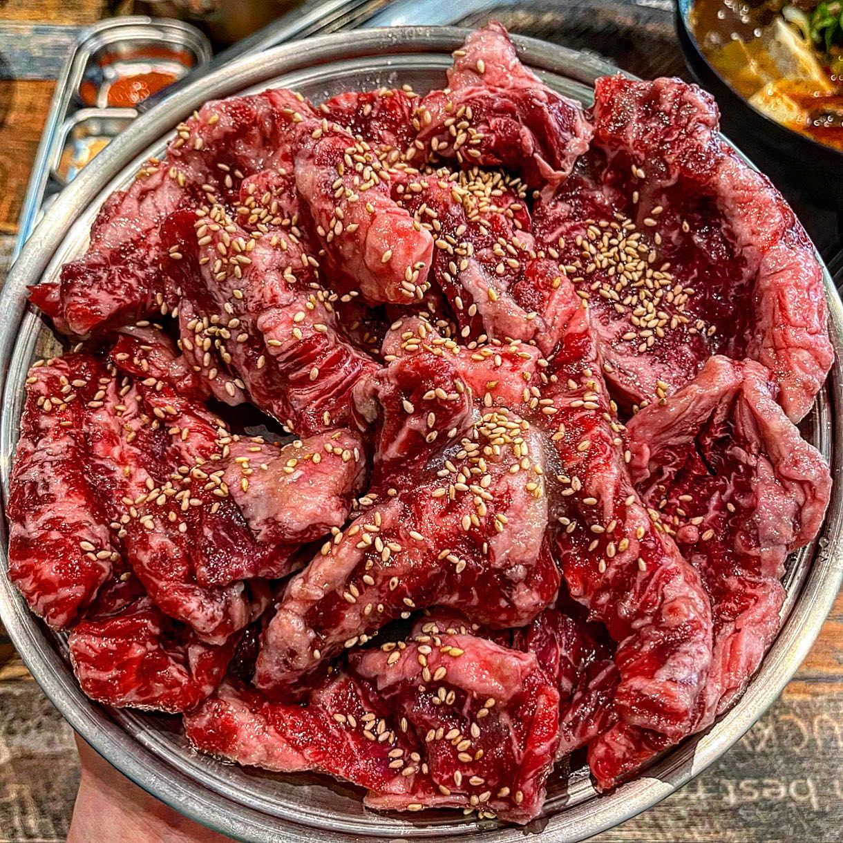 🚩#협찬 소갈비계 평정하러 온 #남산드럼통 

제가 아주 야무진 소갈비를 영접했는데요,,
뼈무게도 없이 한 근에 3만원대 진짜 미친 갓성비 아닌가요?

달짝지근한 양념 감칠맛 미쳤고요 ◡̈⋆*
일단 고기 자체가 넘 신선하고 부들부들해서 
다른 반찬 없어도 고기 한 근 SSAB가눙이에여

갈비된찌에 밥 찹찹 비벼서 갈비 탁 올려먹으면 기-절
된찌에도 고기가 한가득 들어서
이것만 먹어도 배부를 것 같아요

담엔 여러명 데려가서 사이드까지 와랄라라 해버릴 예정

🏷️남산드럼통 종로직영점(📍종각역 12번출구)
🏷️양념소갈빗살(600g, 39,000원), 갈비된장찌개(12,000원)
🏷️월-토(11:00-23:00), 일요일 휴무

🔎#지니_종로 

#종로맛집 #소갈비 #소갈비맛집 #양념소갈비 #종각역맛집 #종각맛집 #종각데이트 #회식장소