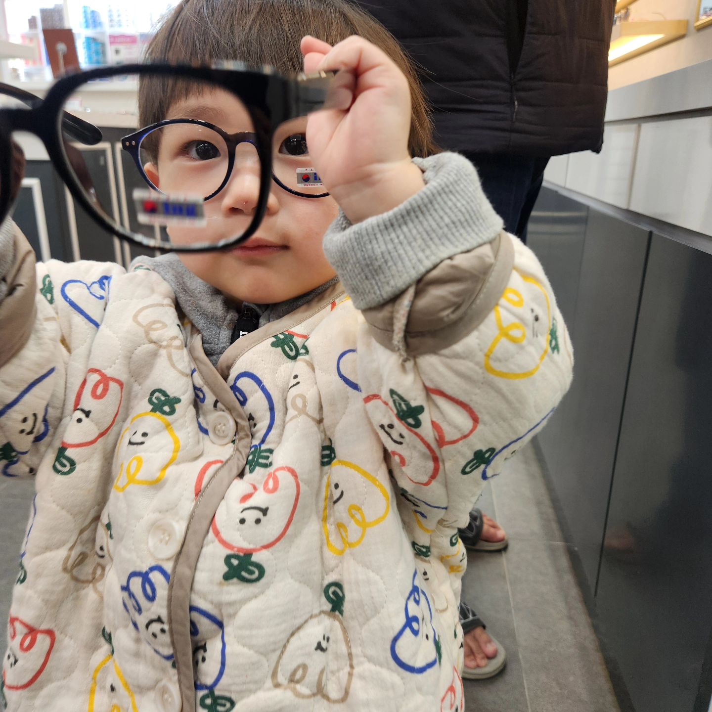 어린이집 10년차 육아맘의 바다네 교구장 ❤️

얼마전 엄마, 아빠 안경 맞추러 안경점 갔다가 우리 바다도 관심을 보이길래 이것저것 써보았어요 👶🏻

세상 모든게 놀잇감인 우리 바다 ⛱️ ㅋㅋㅋ
22개월이 되었더니 꾸밀줄도 알아요. 거울보고 안경도 써보고 삔도 꼽아보고, 엄마보다 꾸미는데 더 오래 걸리는 아들