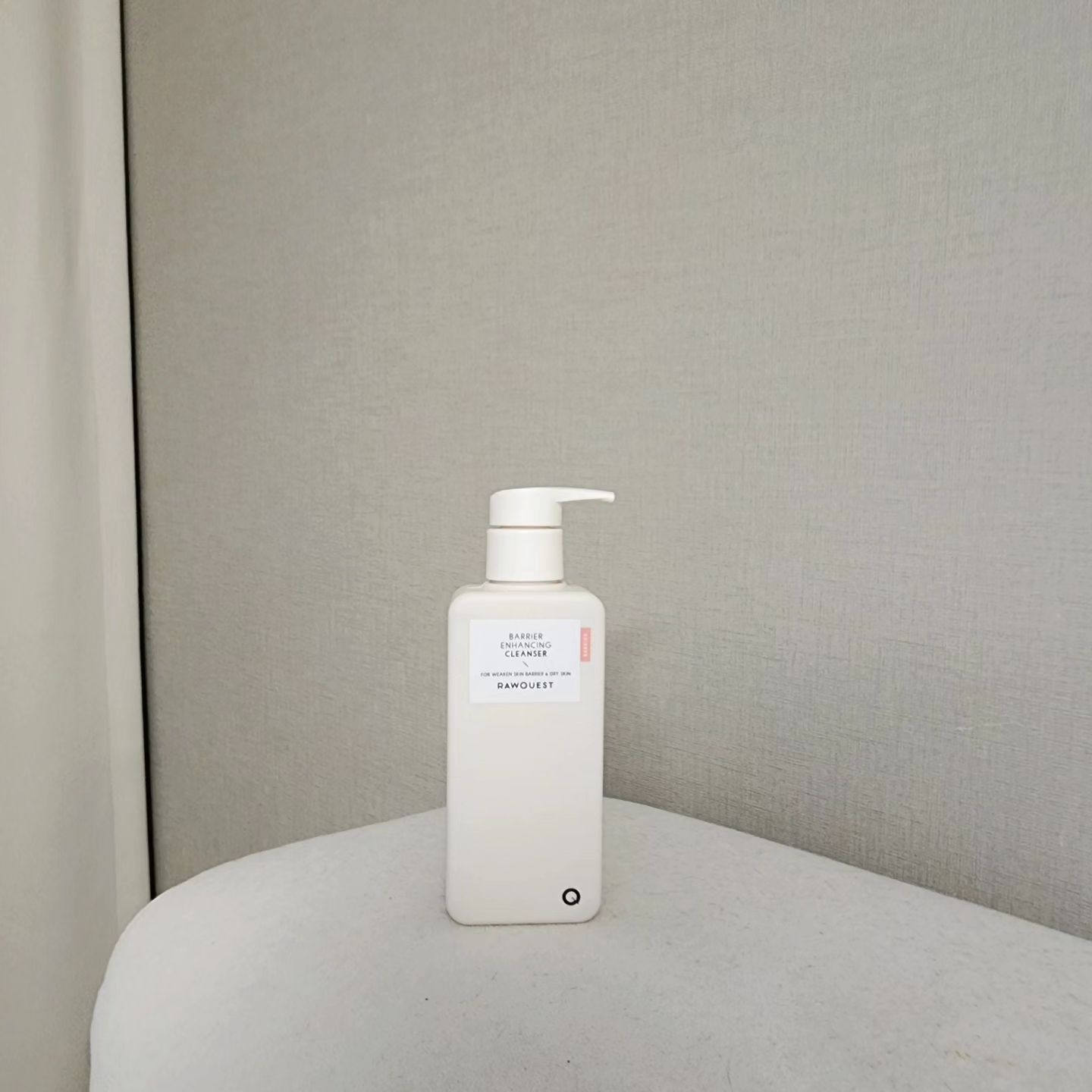 #협찬 
#로우퀘스트 #베리어인핸싱클렌저
급 추워지고 건조한 날씨에 피부속 당김이
심한 피부, 첫 단계 세안부터 자극없이 순한
클렌저를 사용하고 있어요.

로우퀘스트 베리어 인핸싱 클렌저는
초장벽 크림 노하우를 담은 저자극 클렌저로
깊은 보습과 피부 장벽을 촉촉 탄탄하게
케어 할 수 있어서 건조함으로 아침 물세안
하시는 분들도 자극없이 세안하기 좋은
보습클렌저로 부드럽고 촉촉한 보습 
가득한 거품으로 노폐물을 깨끗하게 
클렌징하고 즉각적인 속당김이 없어서
건조하고 민감한 피부에 사용하기 좋았어요.

순한 성분에 사용감 좋은 펌핑 패키지까지
마음에 쏘옥 드는 건성클렌징폼 추천드려요!!

rawquest_official
#맛집 #뷰티 #08L #겨울클렌저 #보습클렌저 #건성클렌저 #순한클렌저 #신상품나왔을땐 #데일리 #저자극클렌저 #리뷰 #장벽회복클렌저 #패션 #건성클렌징폼 #장벽클렌저